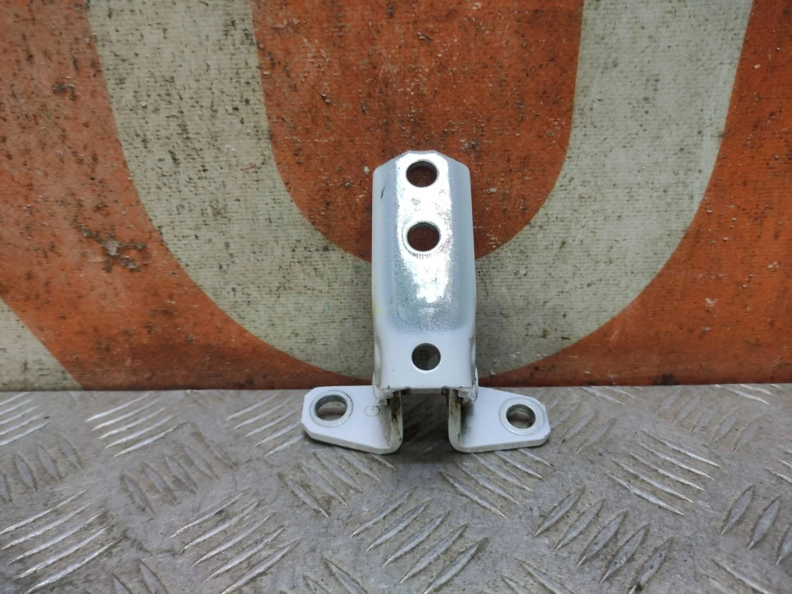 Петля двери Mitsubishi Outlander 2012-нв 3