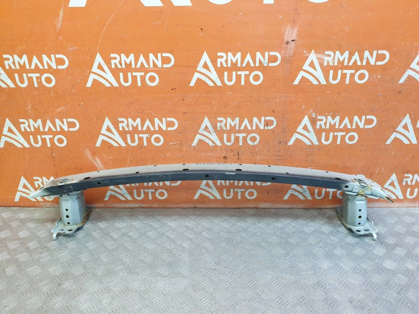 Усилитель бампера Toyota Auris 2006-2012