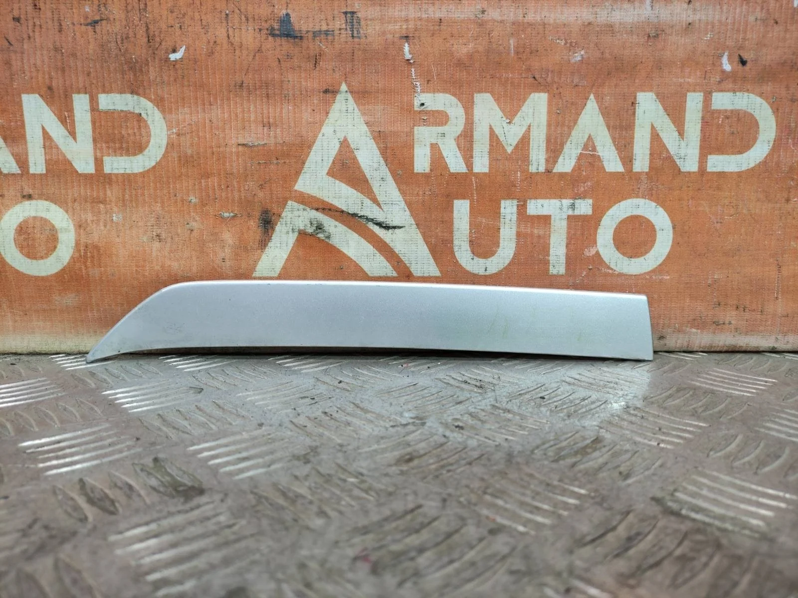 Накладка решетки радиатора верхняя Mitsubishi Outlander 2015-2018 3