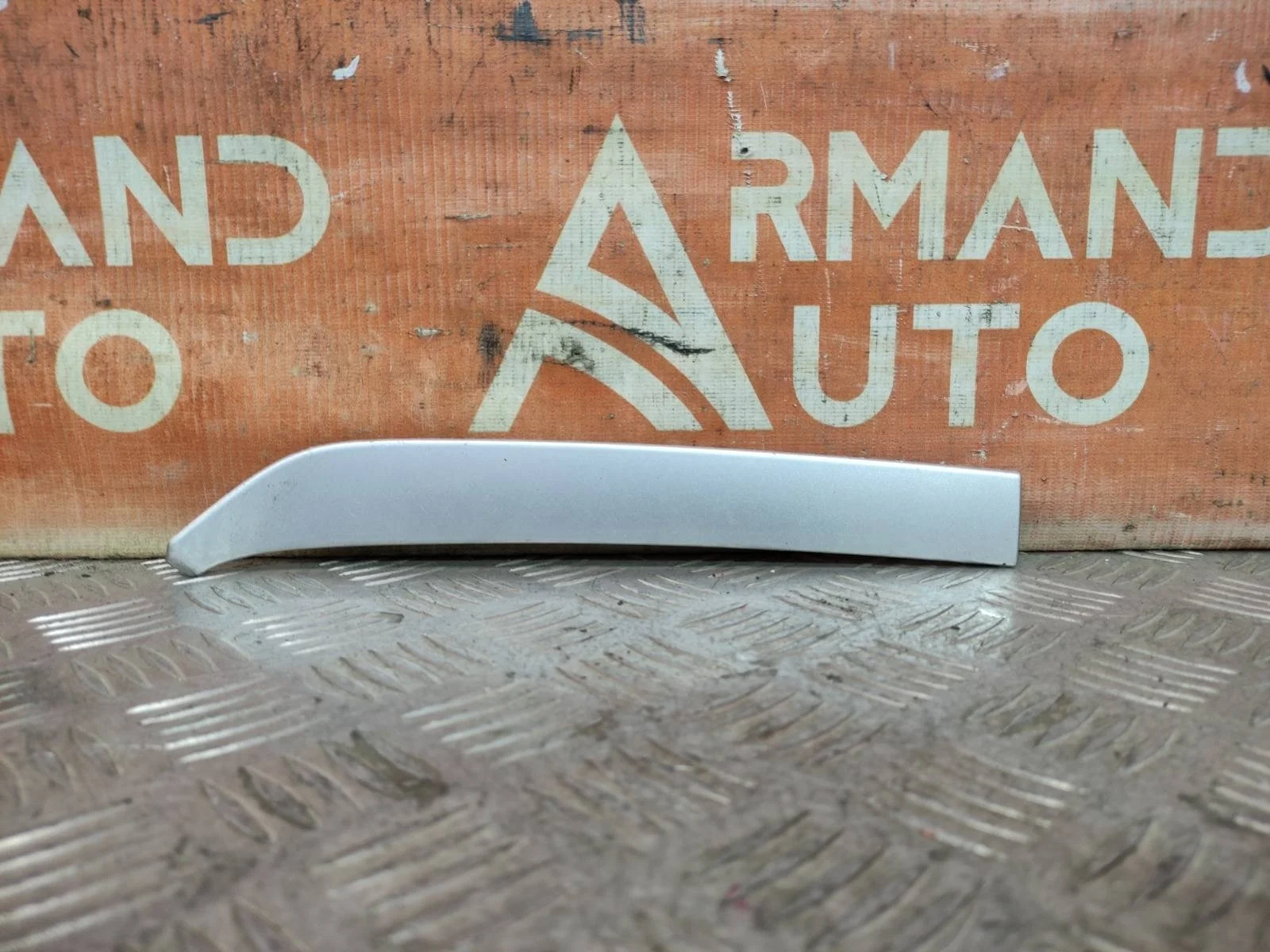 Накладка решетки радиатора нижняя Mitsubishi Outlander 2015-2018 3