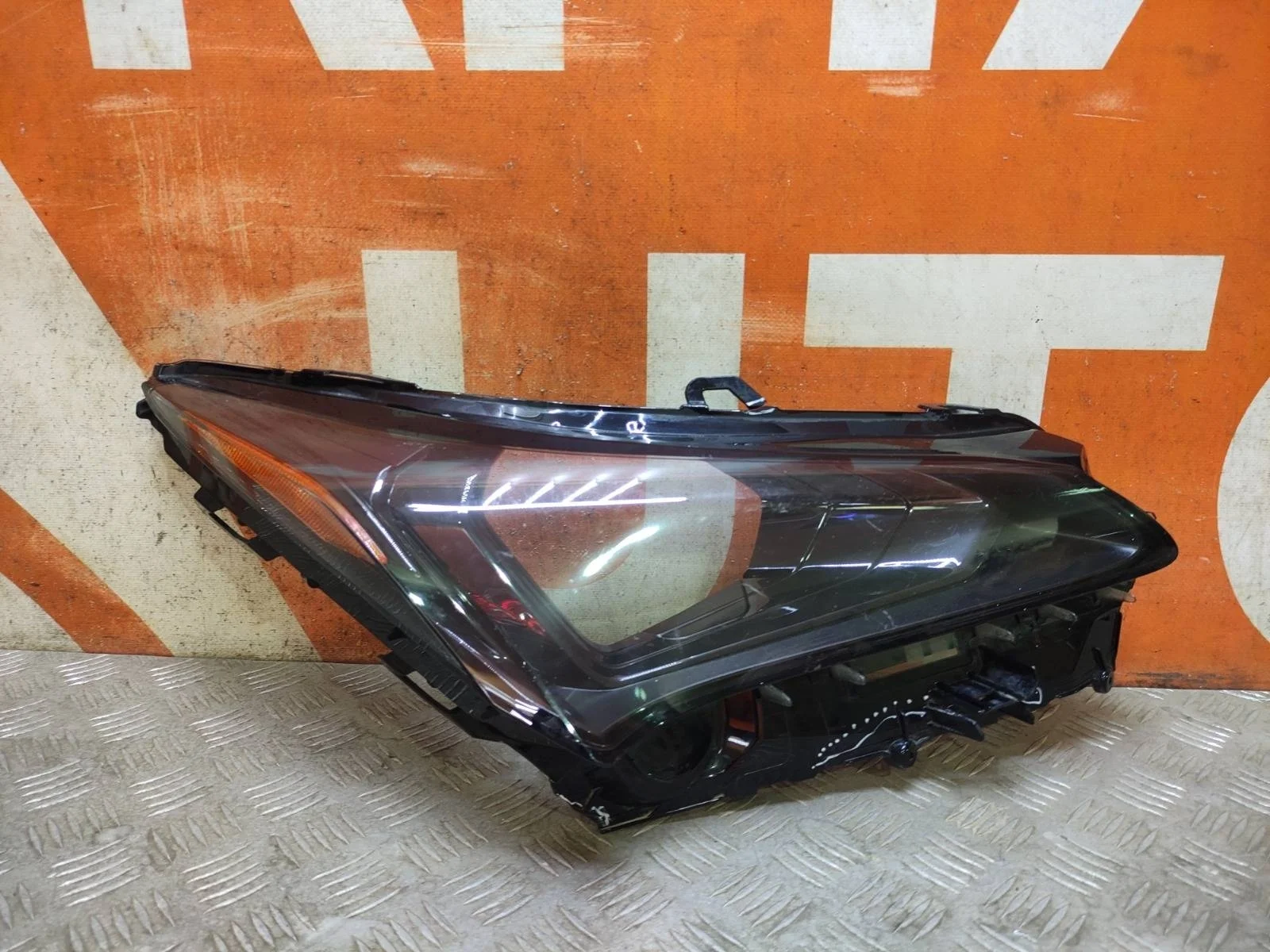 Стекло фары Lexus NX 2017-2021