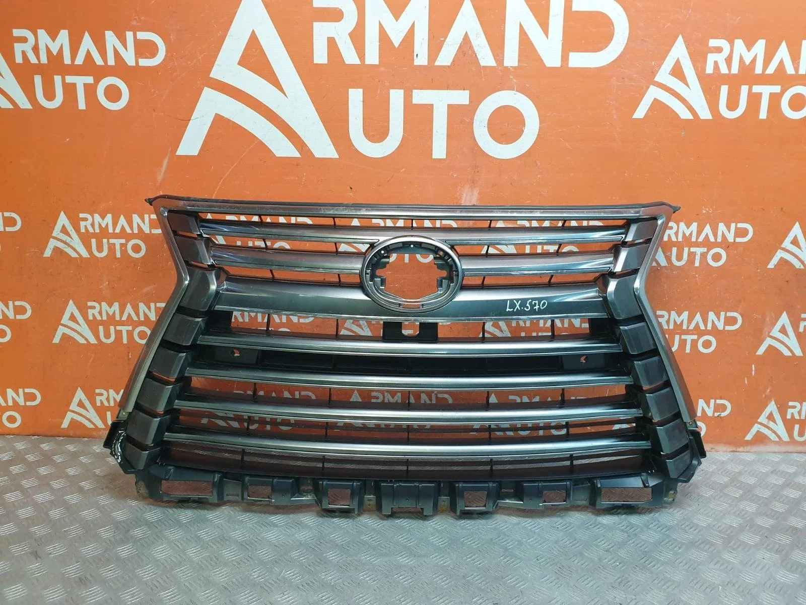 Решетка радиатора LEXUS LX 2015-2023 URJ200