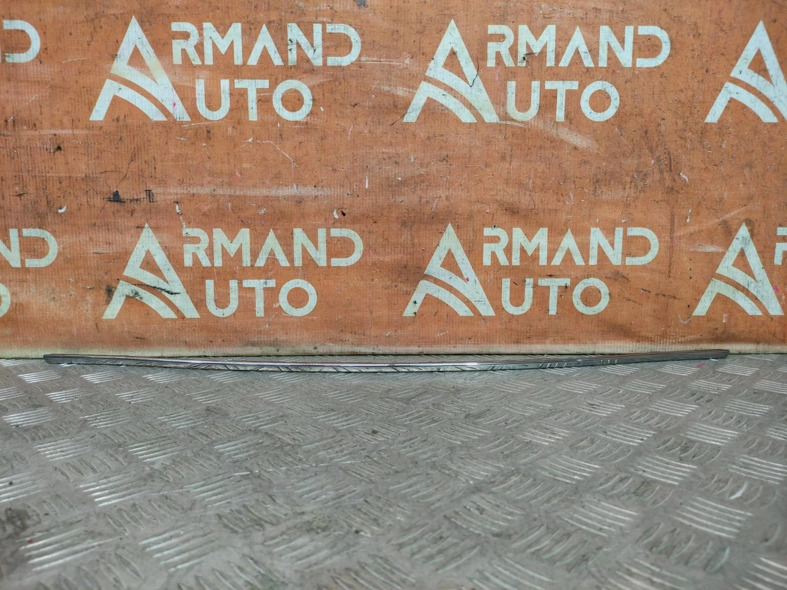 Накладка решетки радиатора центральная LEXUS LX 2015-2023 URJ200