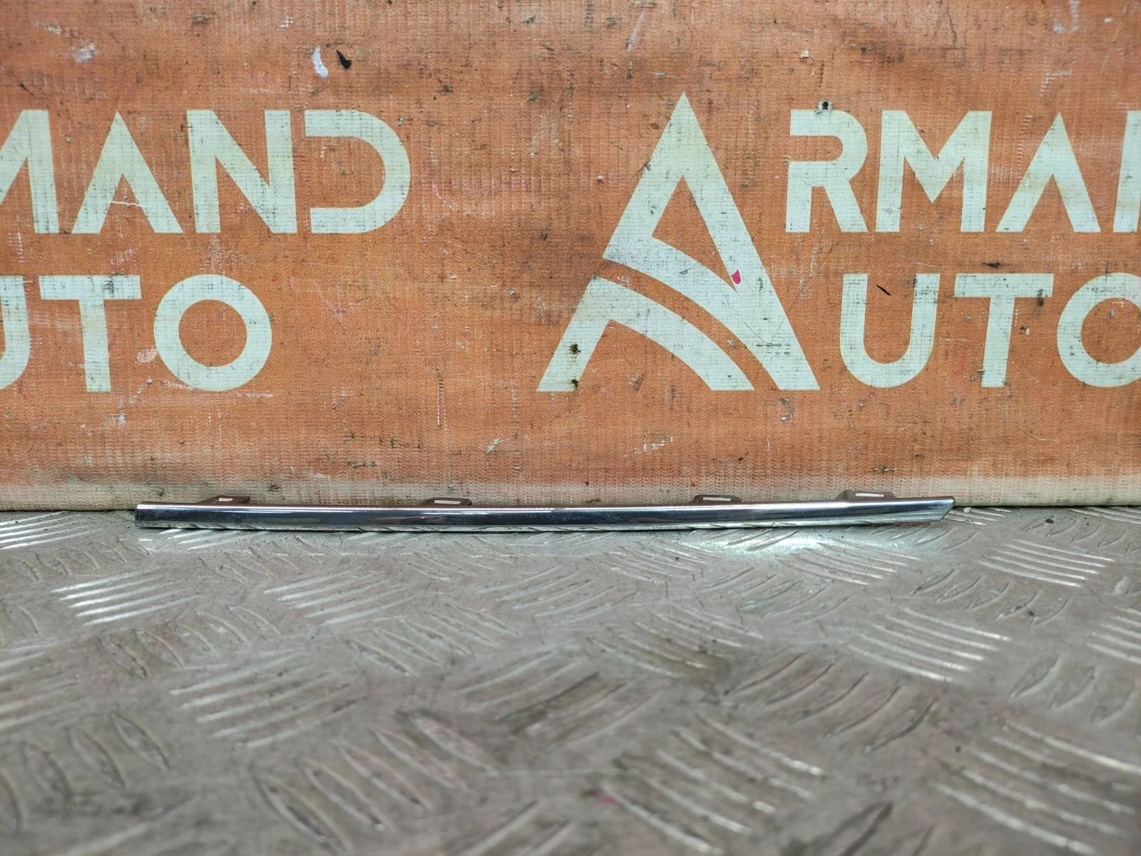 Накладка решетки радиатора верхняя LEXUS LX 2015-2023 URJ200