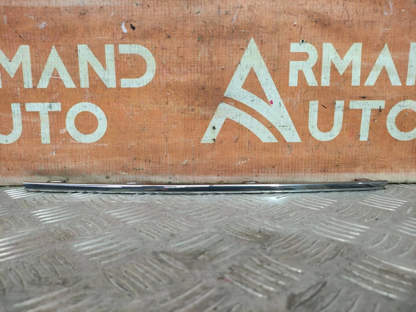 Накладка решетки радиатора верхняя LEXUS LX 2015-2023 URJ200