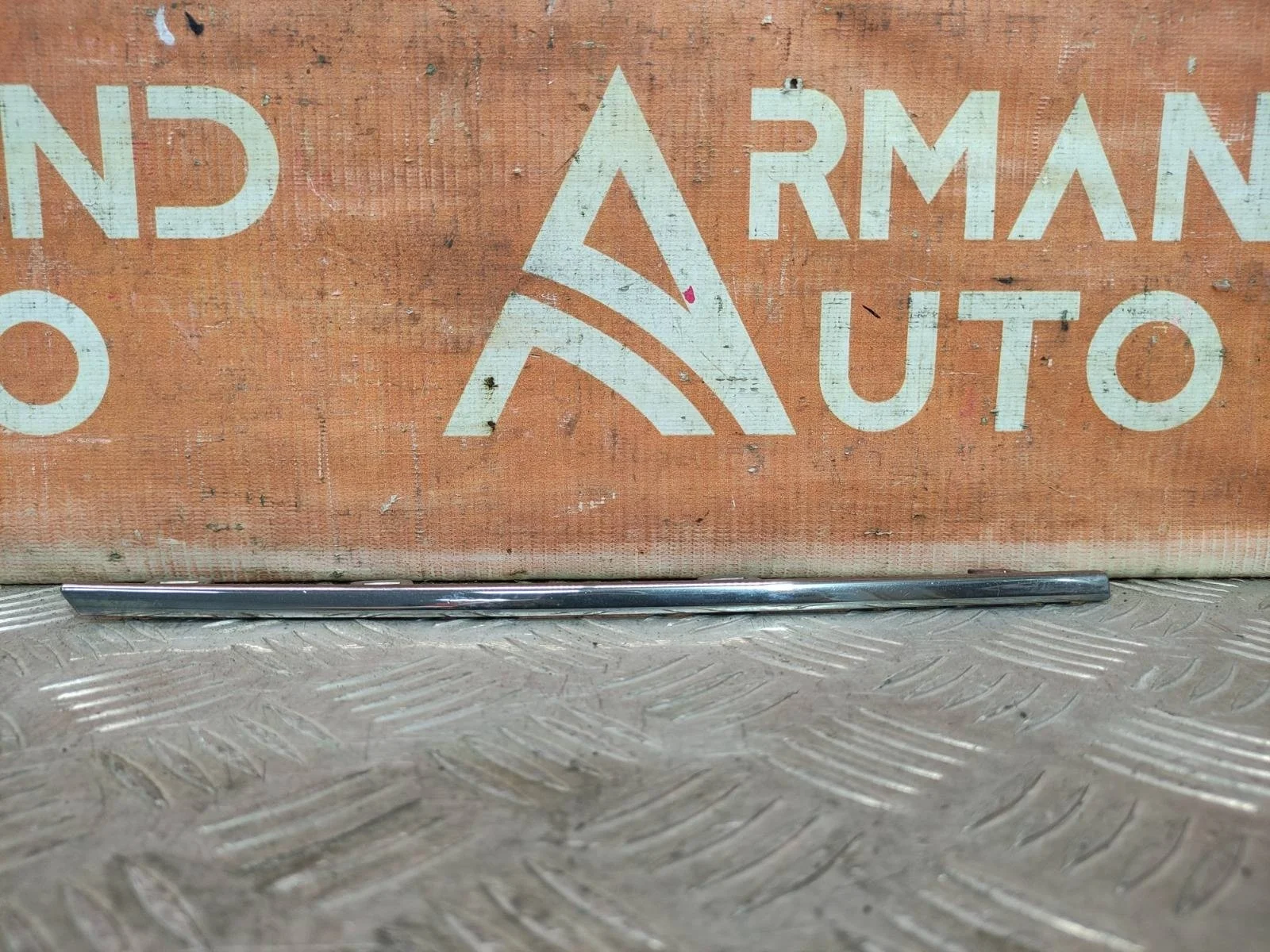 Накладка решетки радиатора верхняя LEXUS LX 2015-2023 URJ200