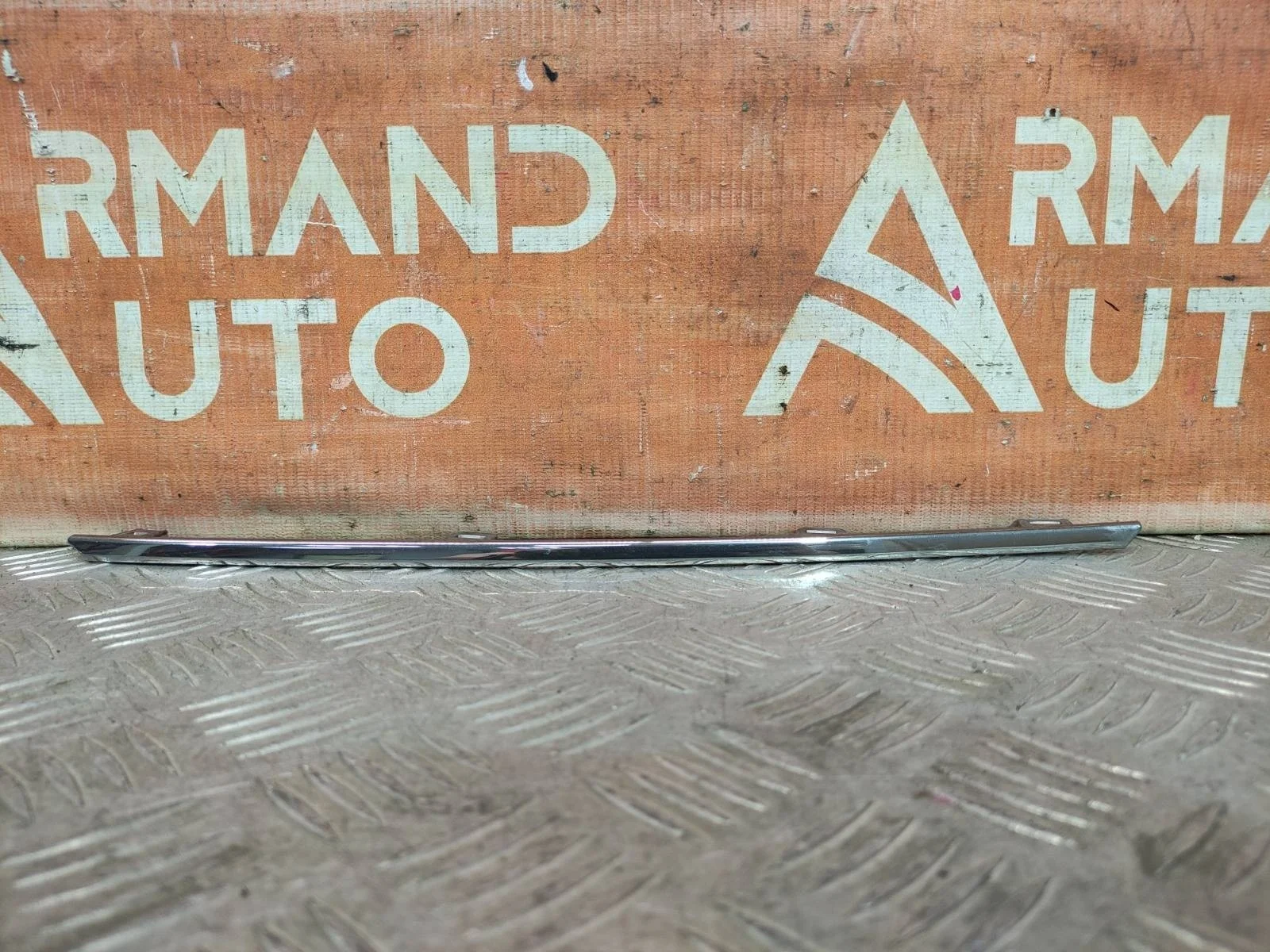 Накладка решетки радиатора верхняя LEXUS LX 2015-2023 URJ200