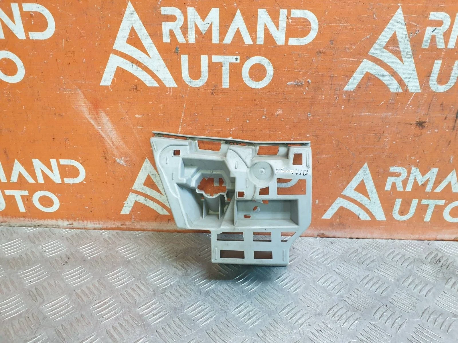 Кронштейн бампера Skoda Octavia 2013-2017 A7 (5E)