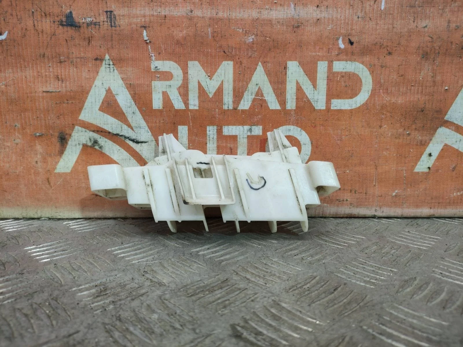 Кронштейн фары Toyota Land Cruiser 2015-2021 200