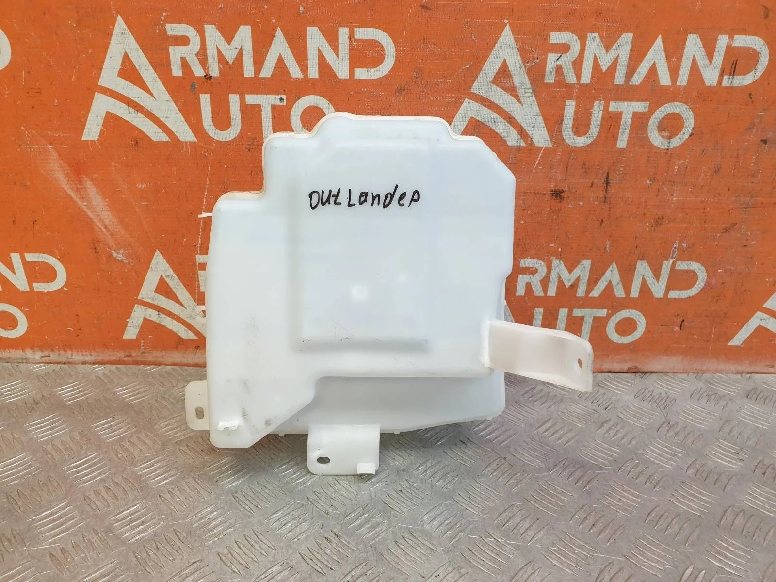 Бачок стеклоомывателя Mitsubishi Outlander 2012-2015 3