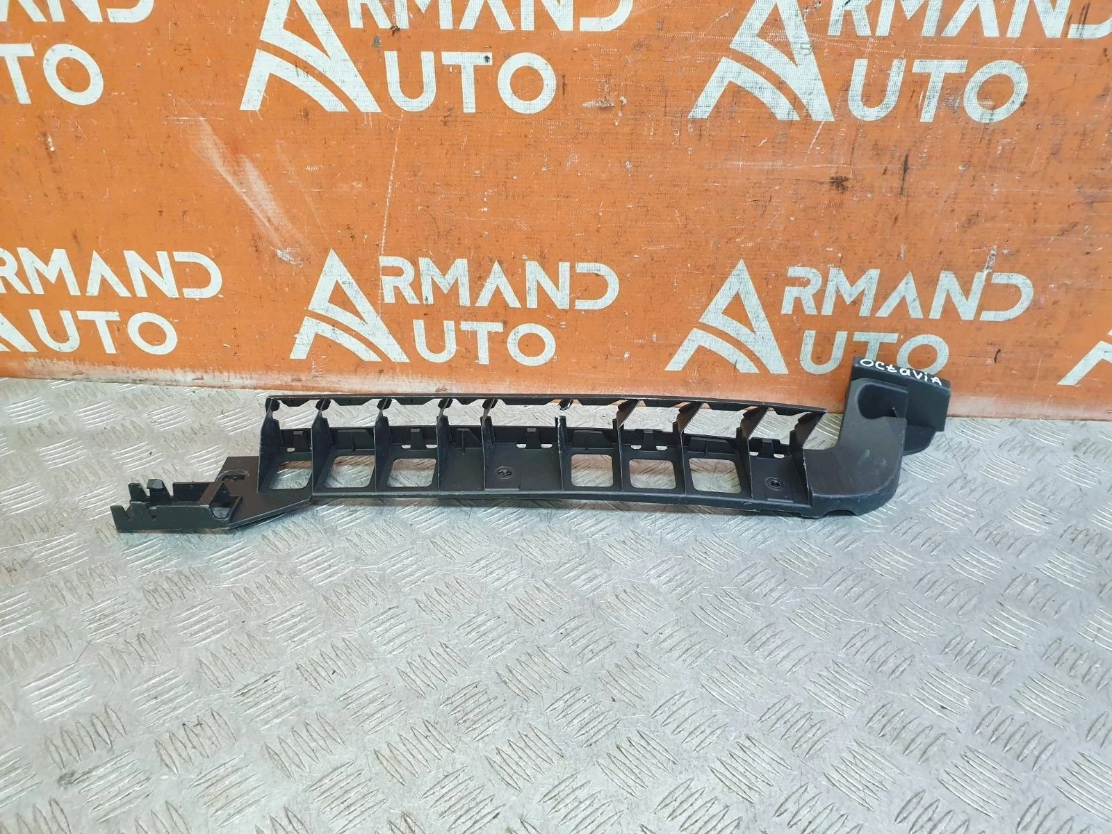 Кронштейн бампера Skoda Octavia 2013-2020 A7 (5E)