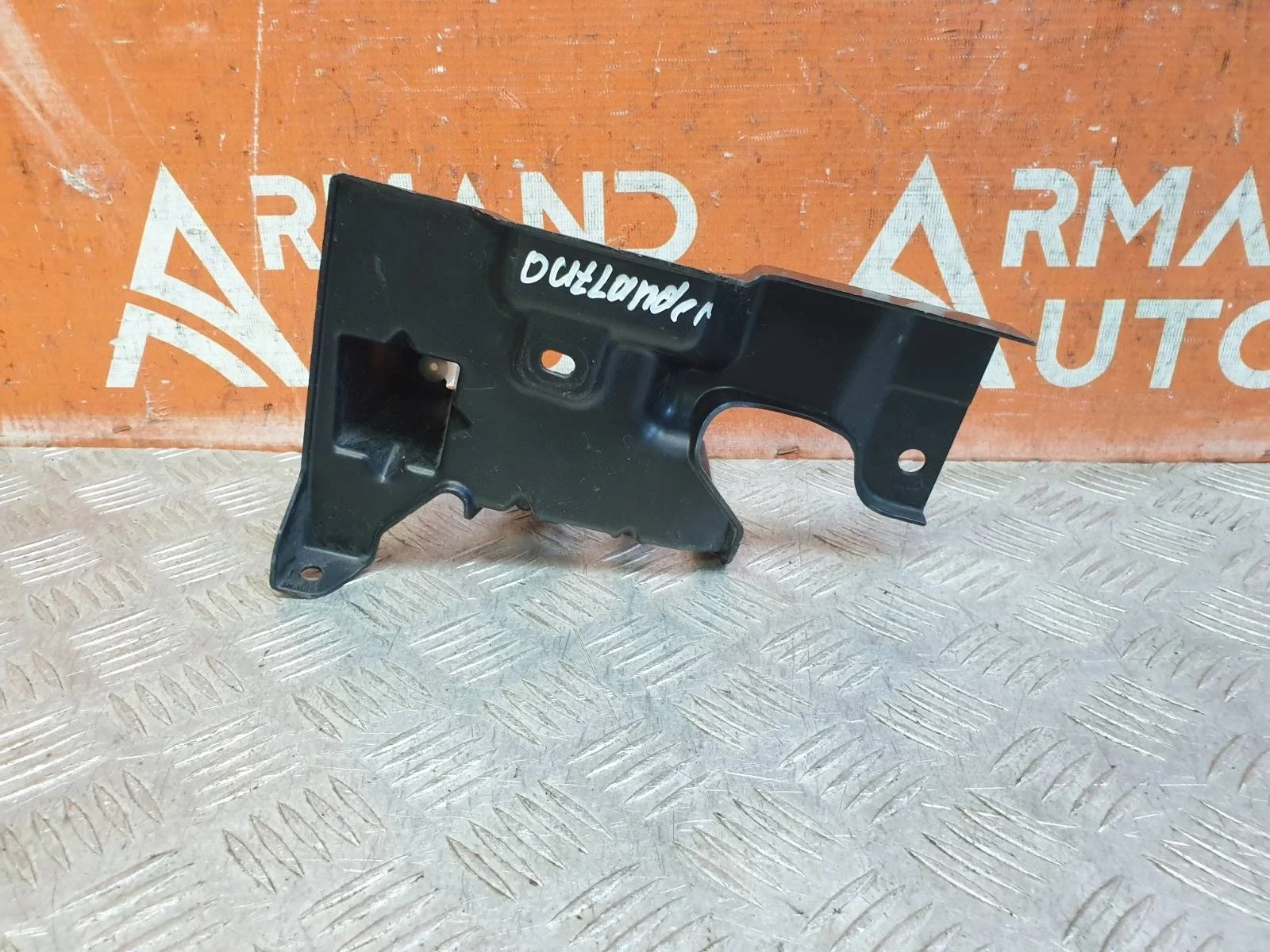 Кронштейн решетки радиатора верхний Mitsubishi Outlander 2012-нв 3