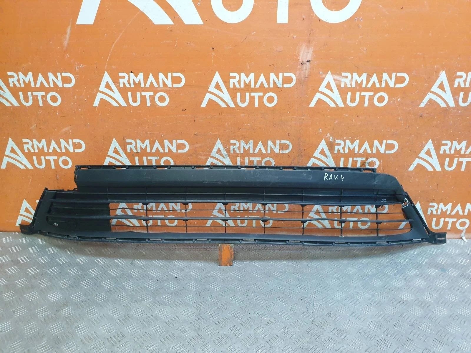 Решетка бампера Toyota RAV4 2015-2019 CA40