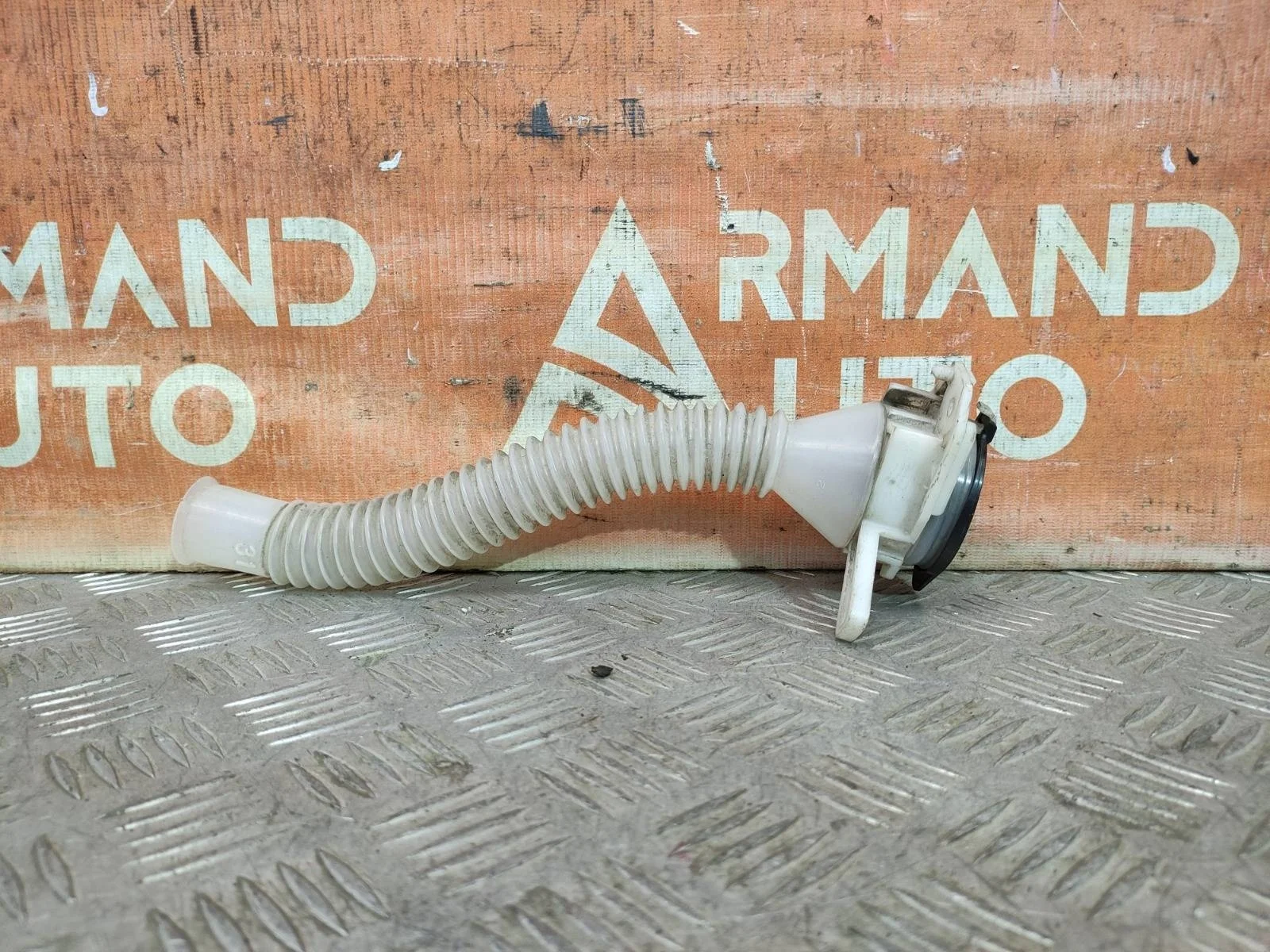 Заливная горловина бачка омывателя Toyota RAV4 2012-2019 CA40