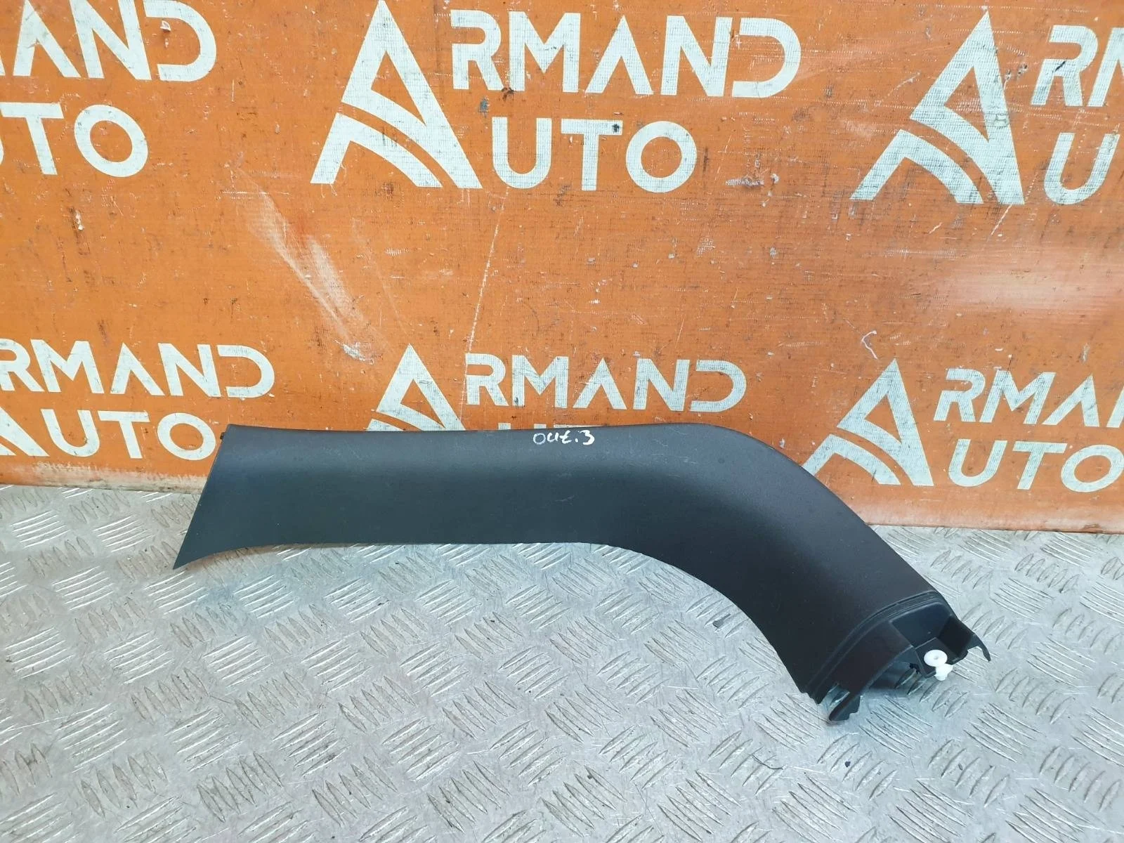 Обшивка двери багажника верхняя Mitsubishi Outlander 2012-нв 3