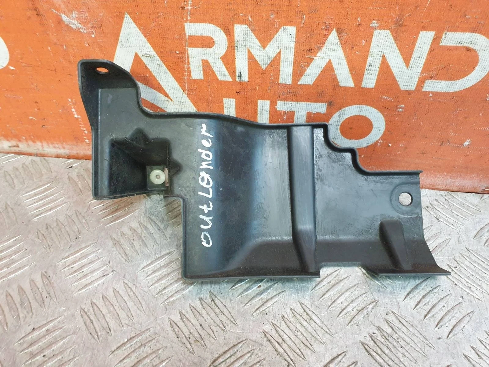 Кронштейн решетки радиатора верхний Mitsubishi Outlander 2012-нв 3