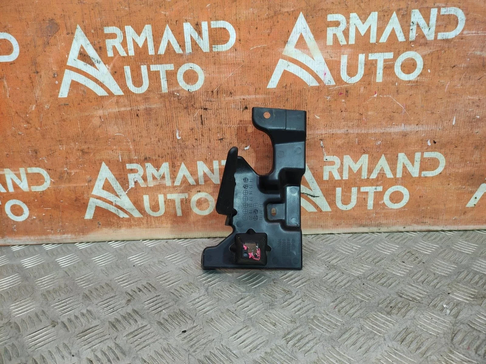 Кронштейн решетки радиатора верхний Mitsubishi Outlander 2012-нв 3