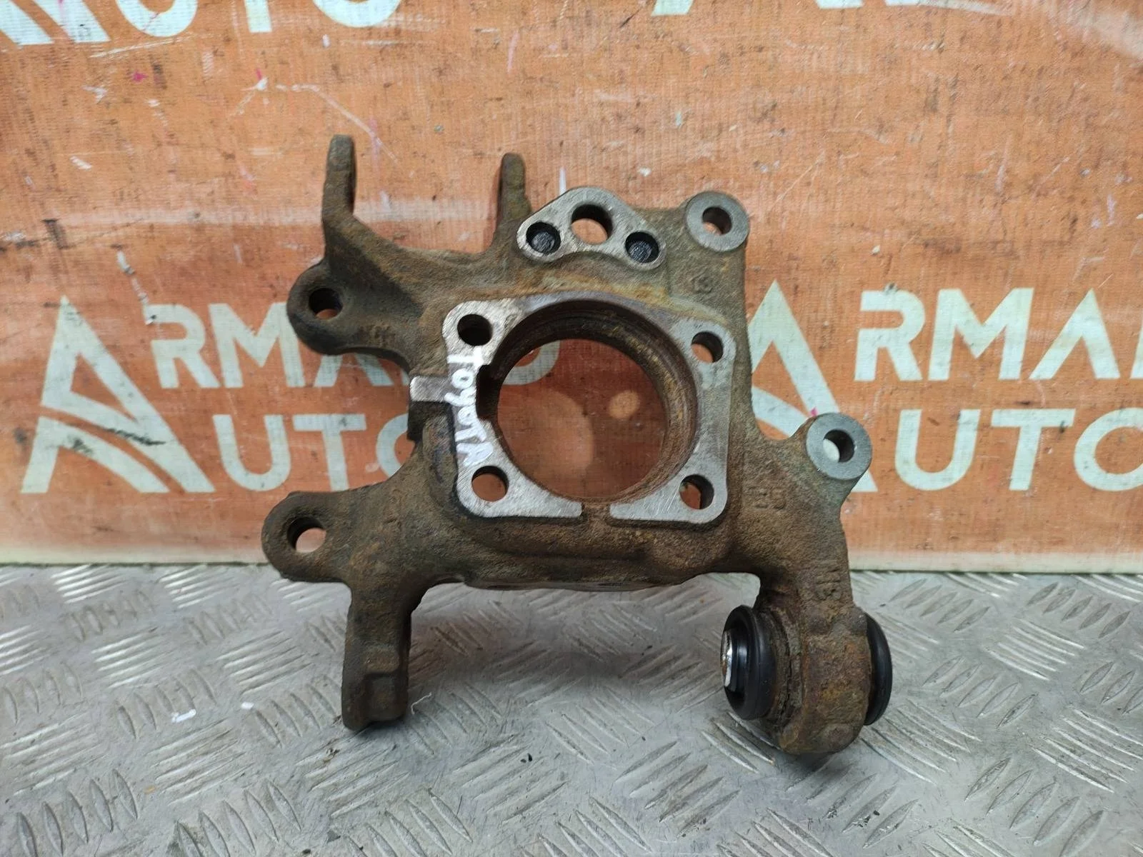 Кулак поворотный Toyota RAV4 2012-2019 CA40