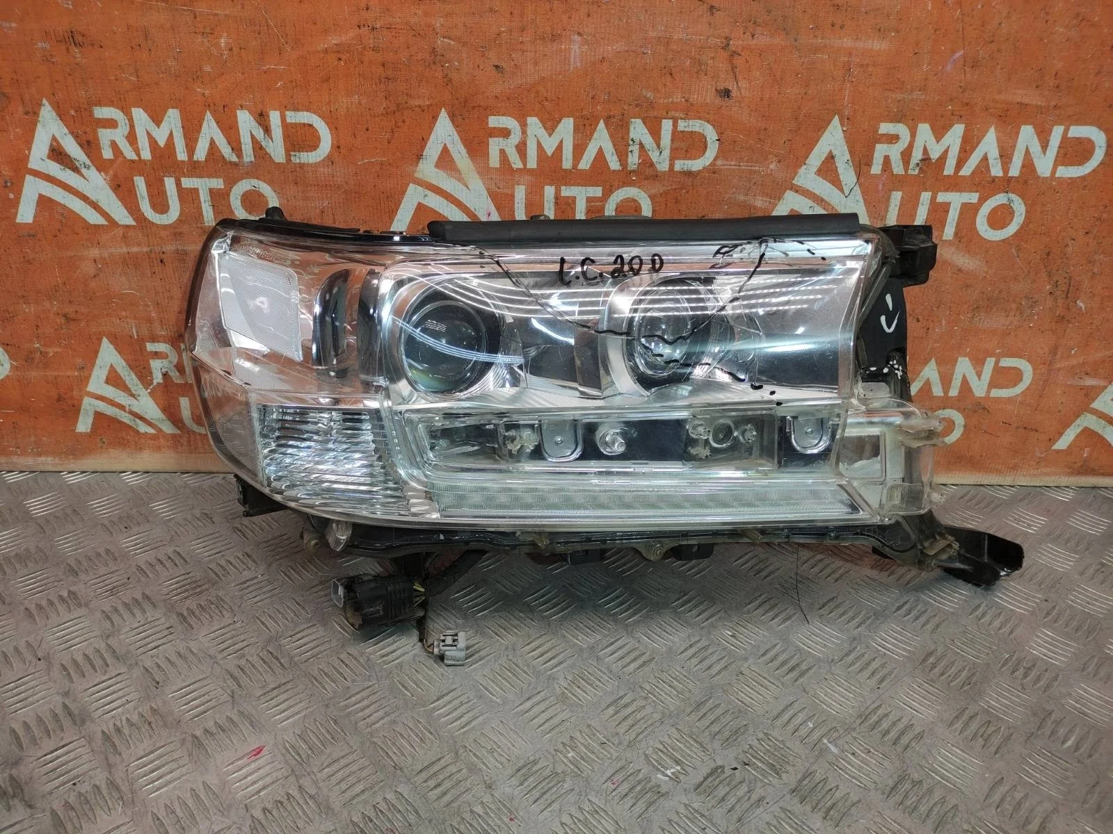 Фара Toyota Land Cruiser 2015-2021 200