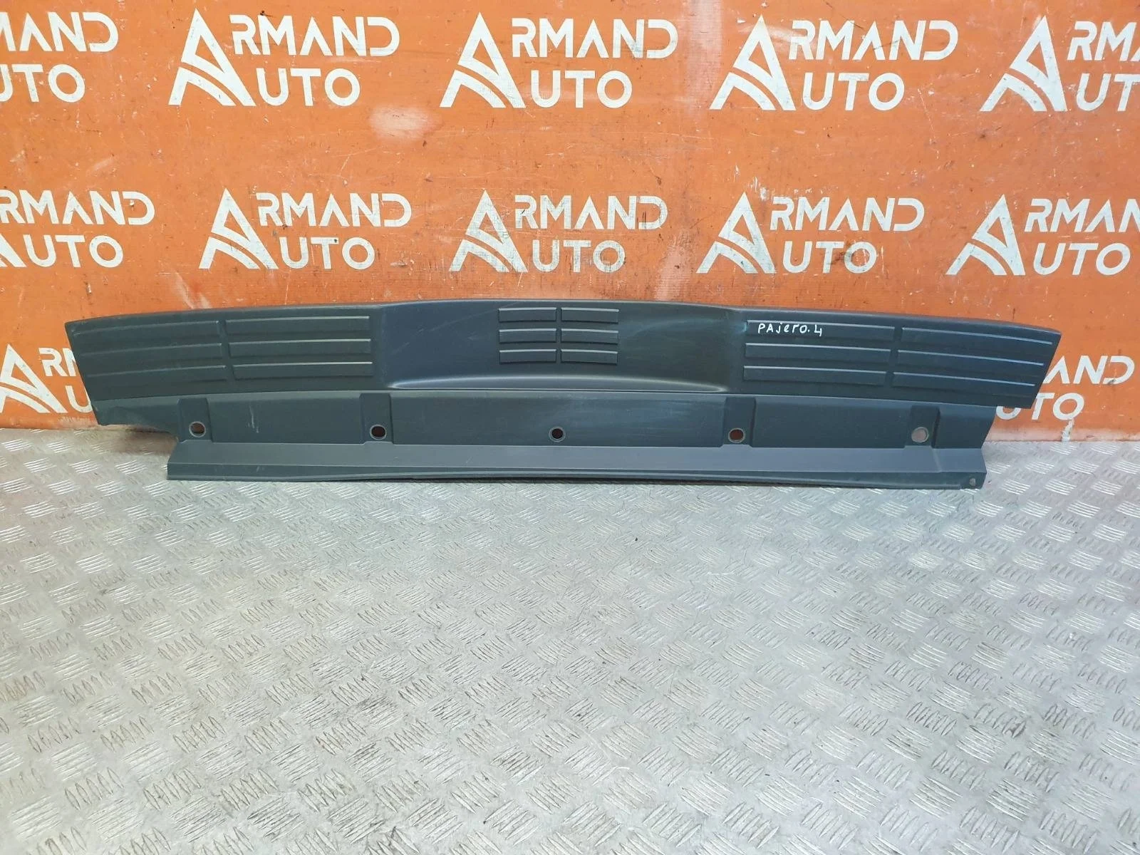 Накладка бампера верхняя Mitsubishi Pajero 2006-нв 4