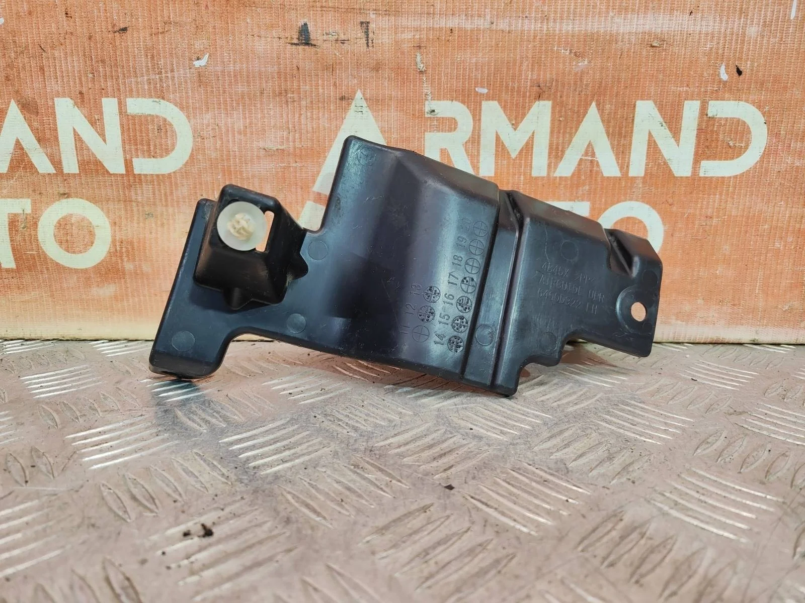 Кронштейн решетки радиатора верхний Mitsubishi Outlander 2012-нв 3