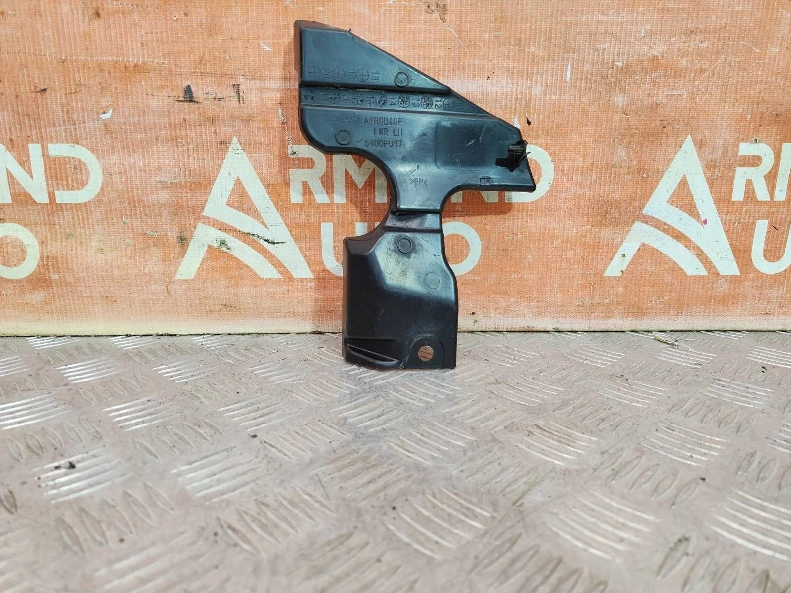 Кронштейн решетки радиатора нижний Mitsubishi Outlander 2012-нв 3