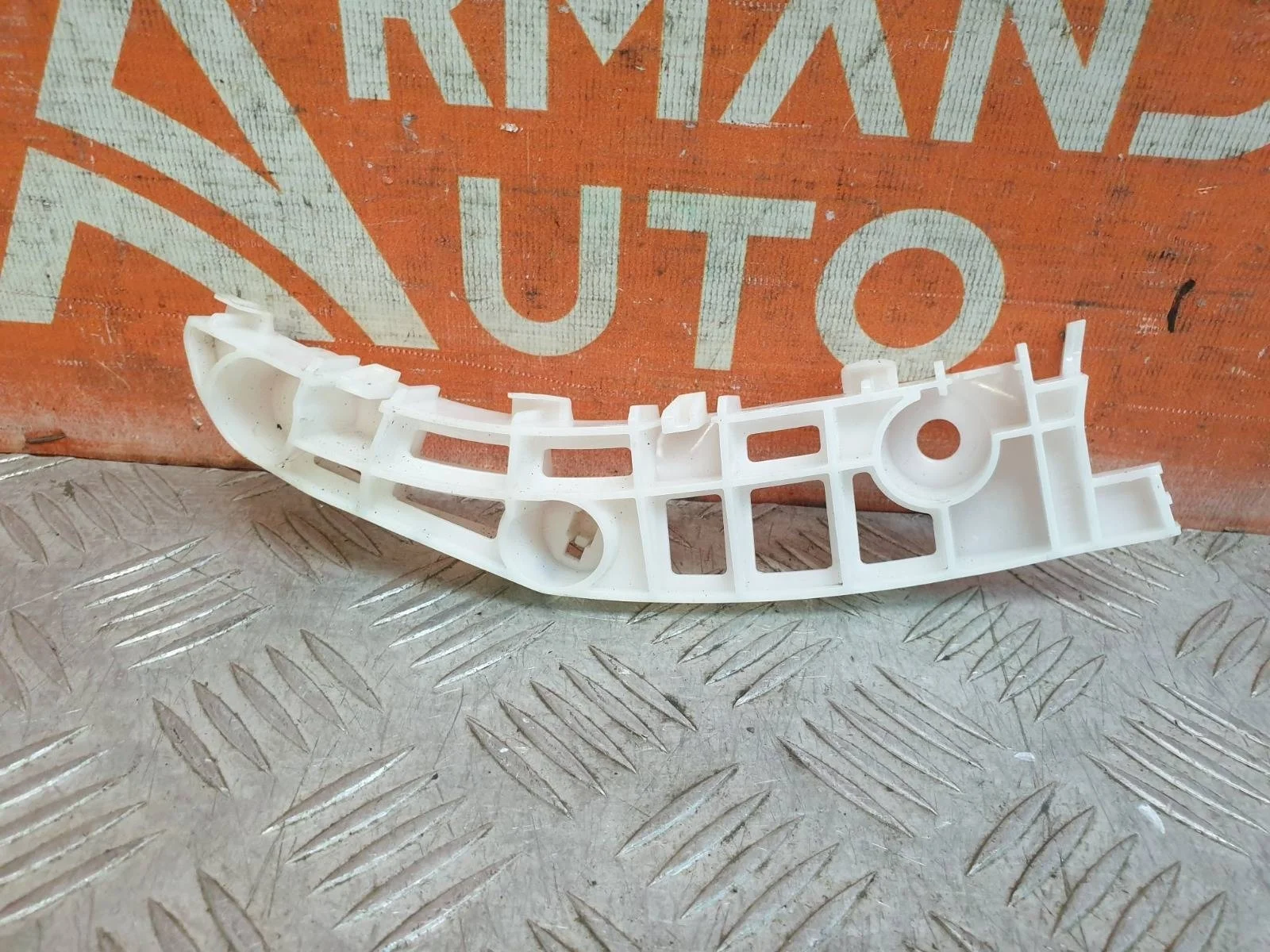 Кронштейн бампера Mitsubishi Outlander 2015-нв 3