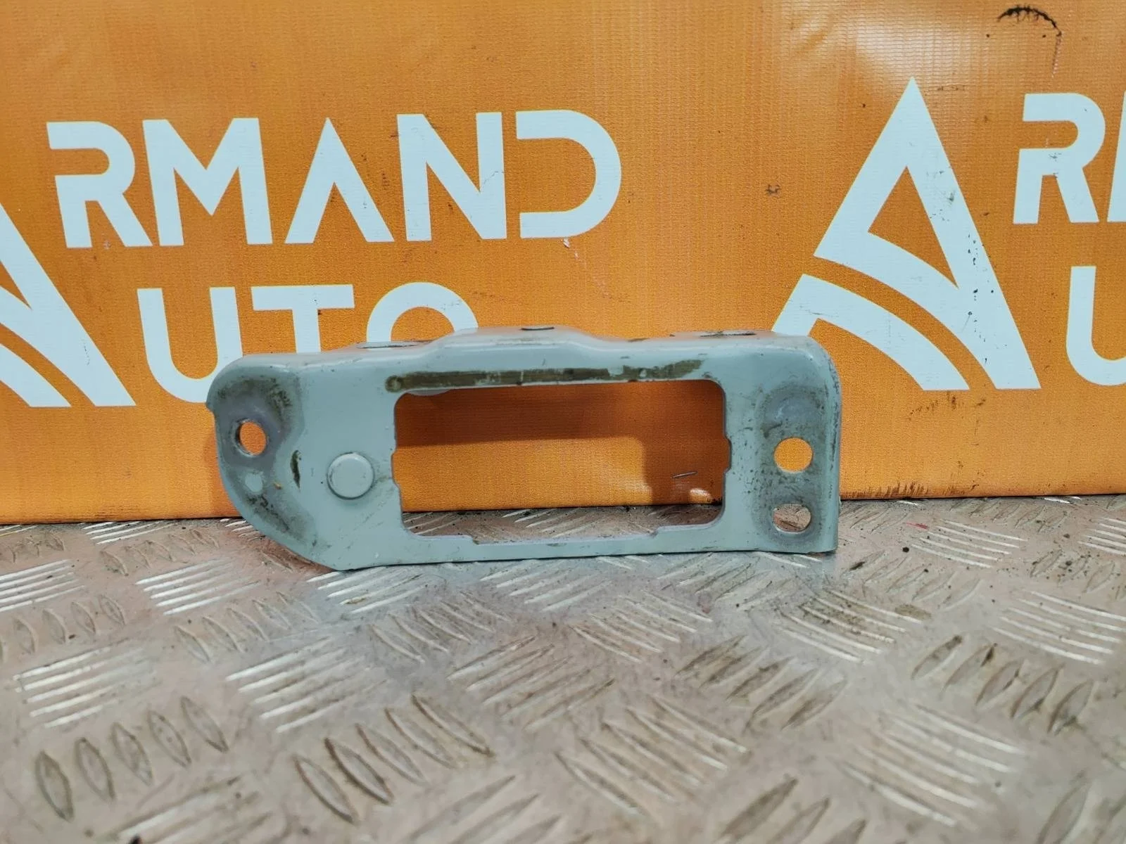 Кронштейн петли капота Hyundai Santa Fe 2012-2019 3 DM