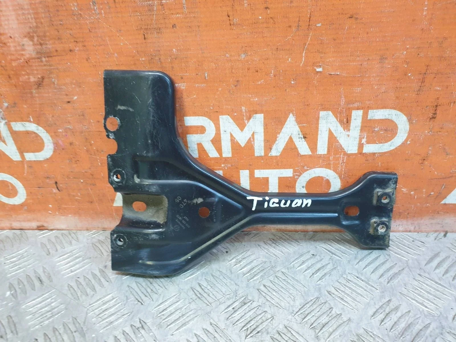 Кронштейн замка капота Volkswagen Tiguan 2007-2011