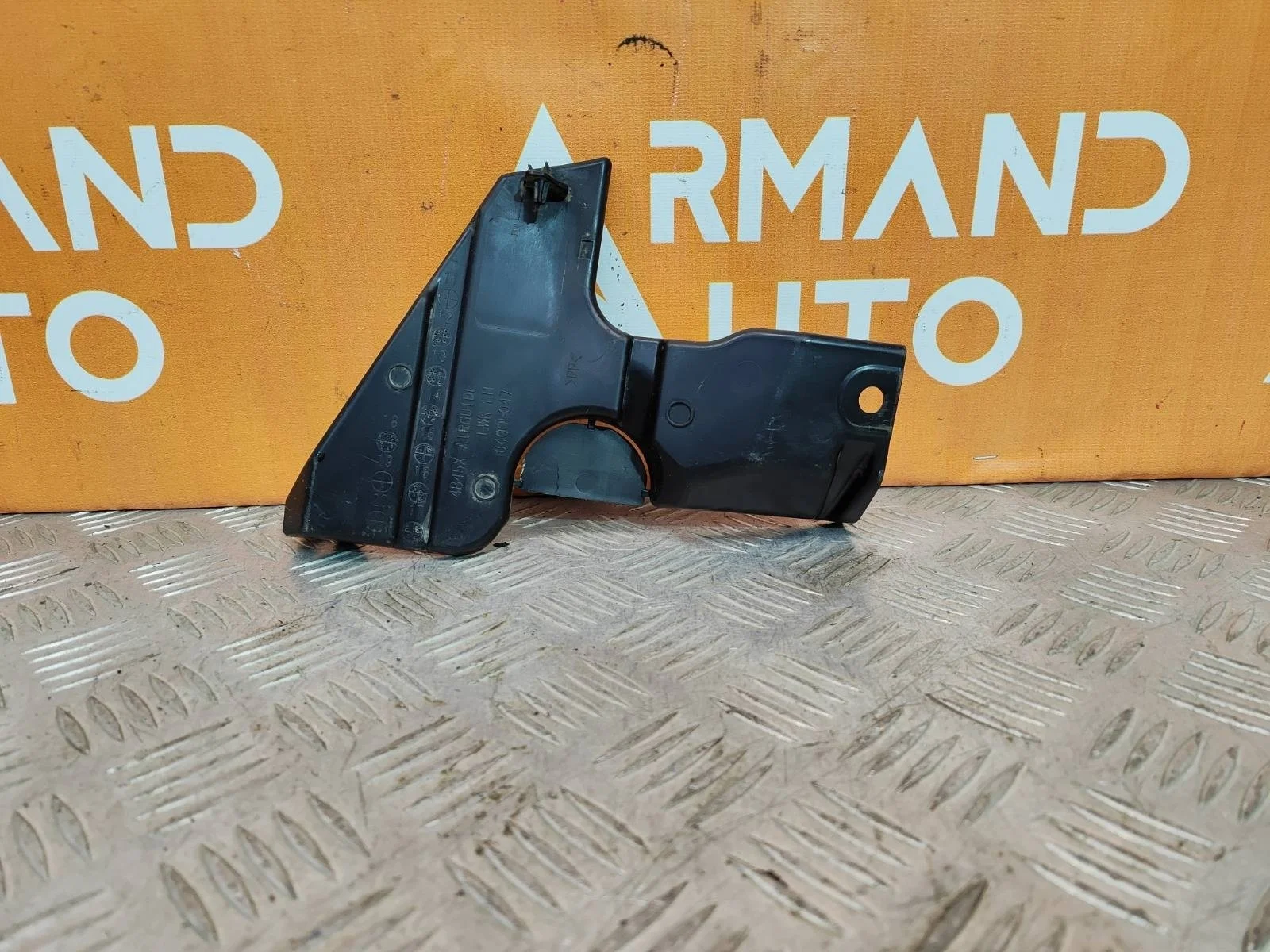 Кронштейн решетки радиатора нижний Mitsubishi Outlander 2012-нв 3