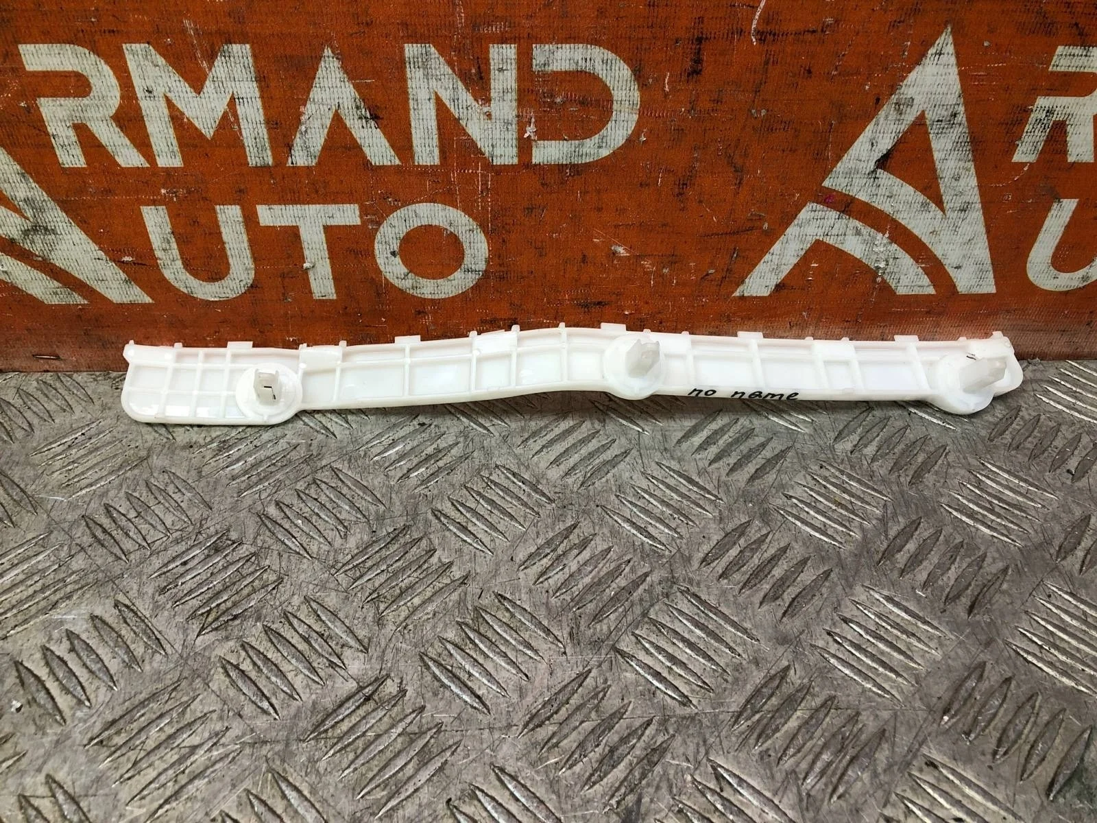 Кронштейн бампера Mitsubishi Outlander 2005-2013 XL