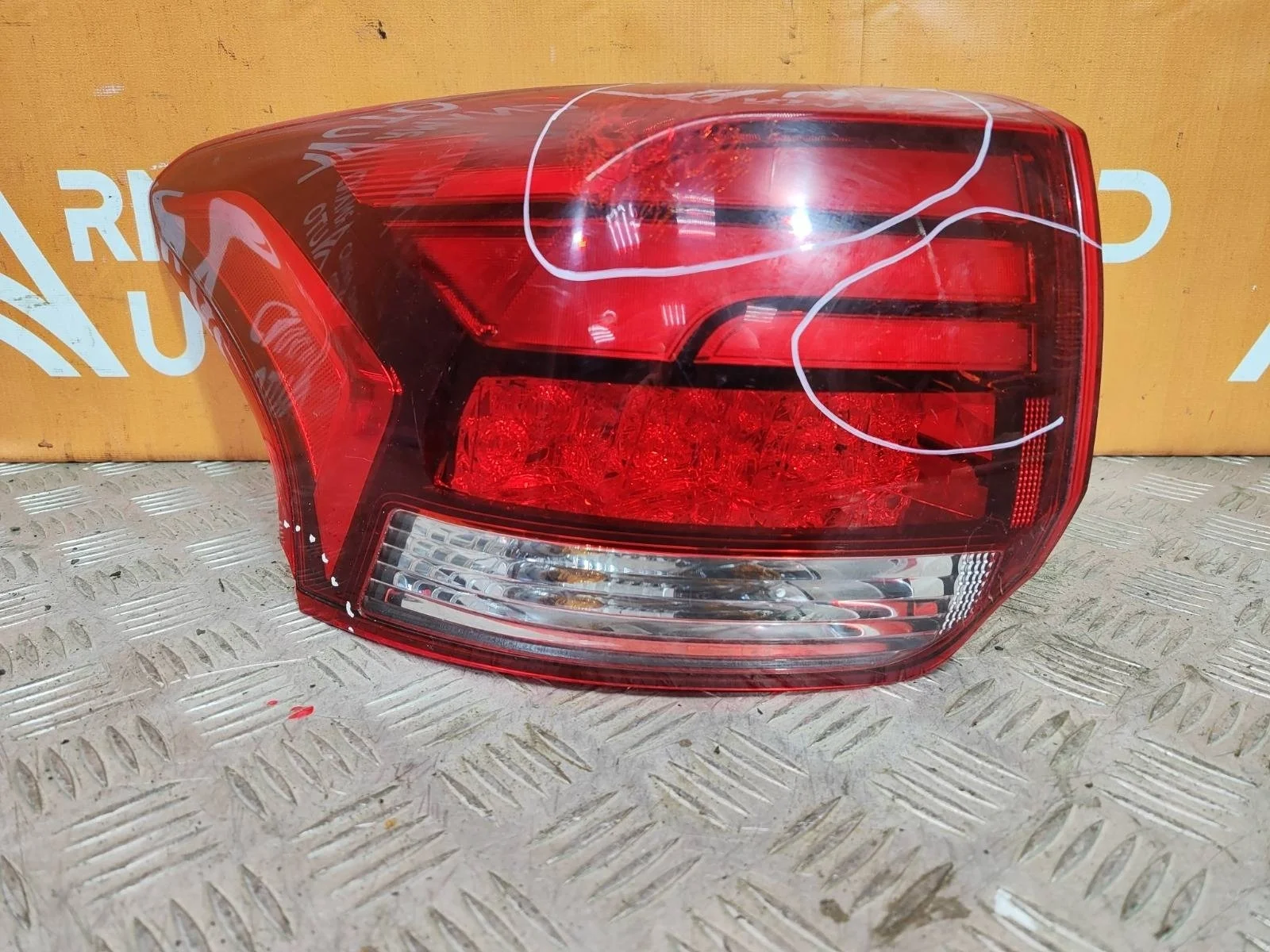 Фонарь внешний Mitsubishi Outlander 2015-нв 3