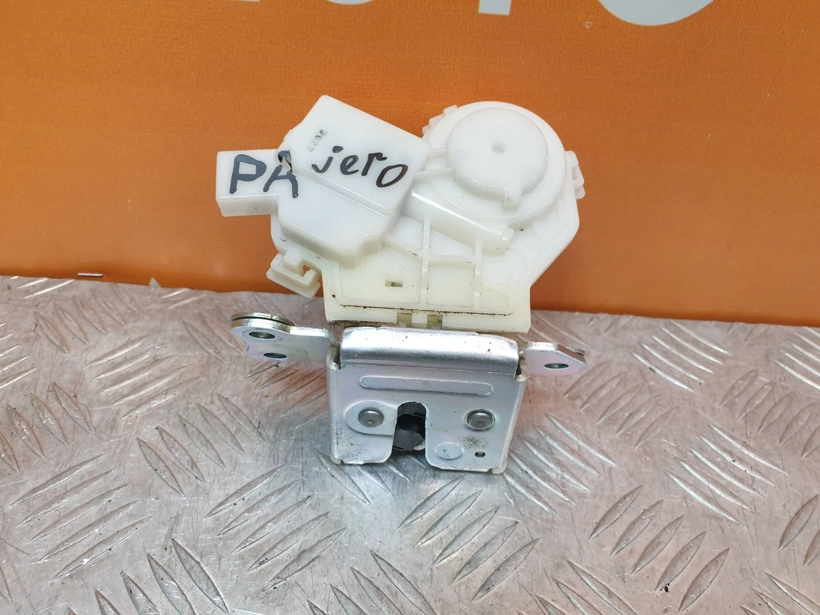 Замок двери багажника Mitsubishi Pajero Sport 2015-нв 3