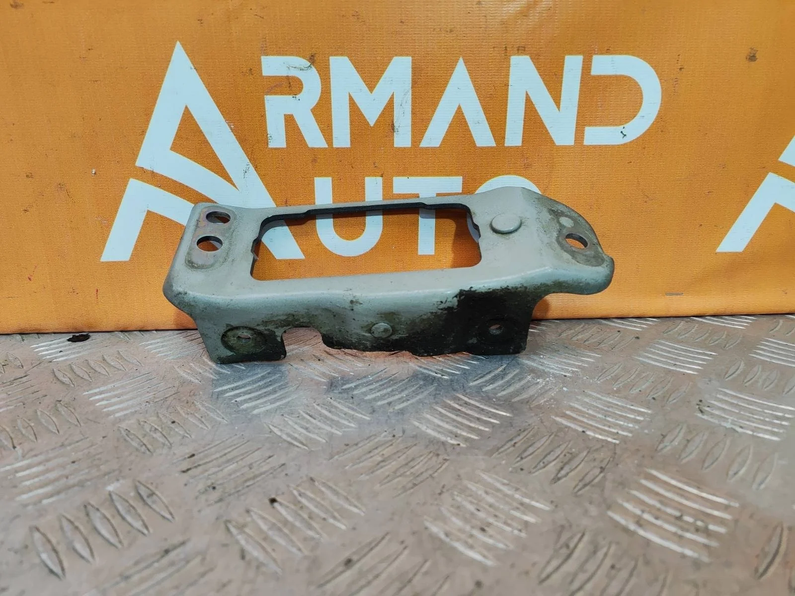 Кронштейн петли капота Hyundai Santa Fe 2012-2019 3 DM