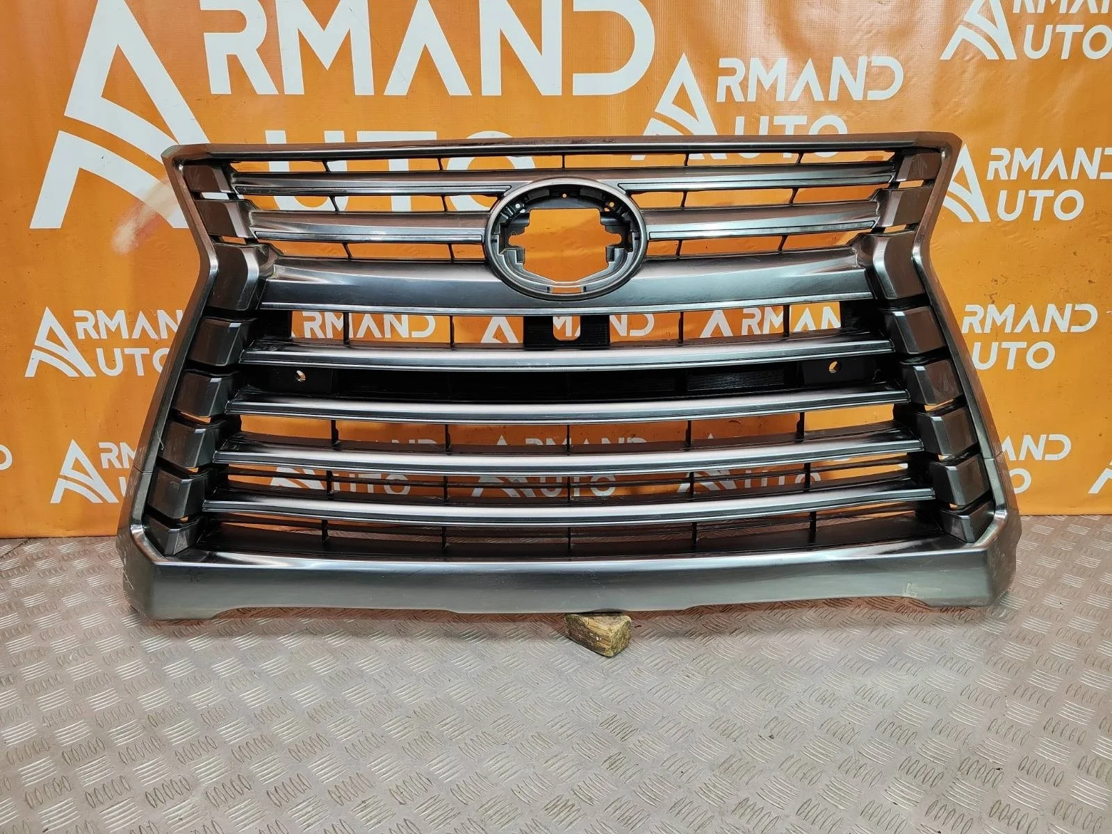 Решетка радиатора Lexus LX 2015-2023 URJ200