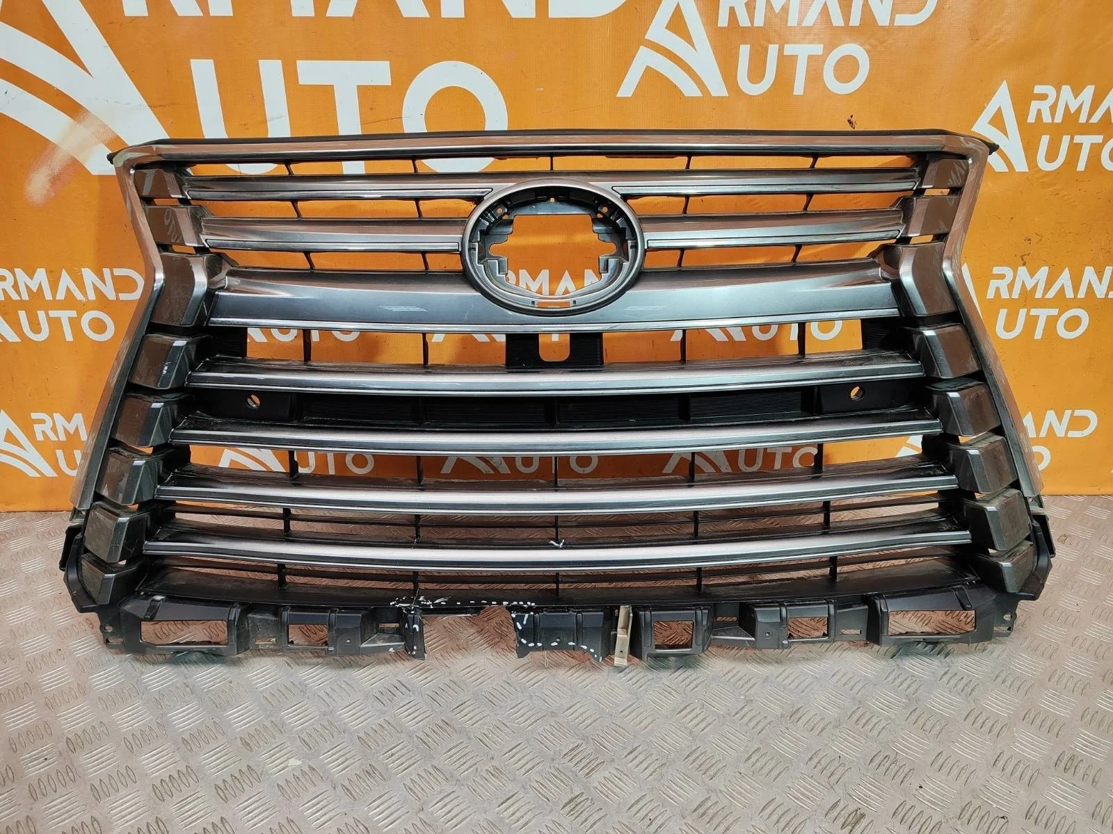 Решетка радиатора Lexus LX 2015-2023 URJ200