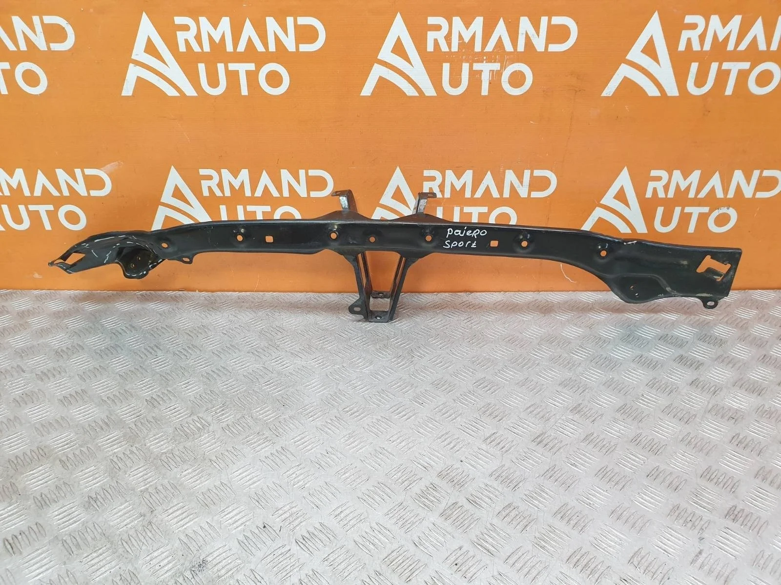 Усилитель бампера верхний Mitsubishi Pajero 2006-нв 4