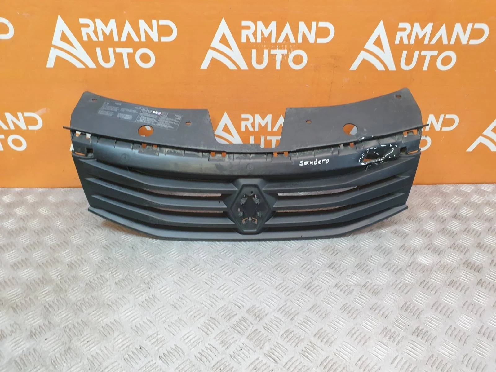 Решетка радиатора Renault Sandero 2009-2014