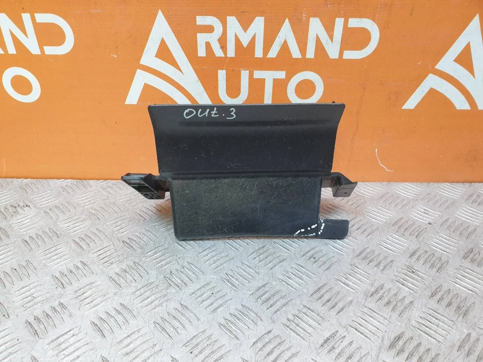 Кронштейн решетки радиатора Mitsubishi Outlander 2014-нв 3