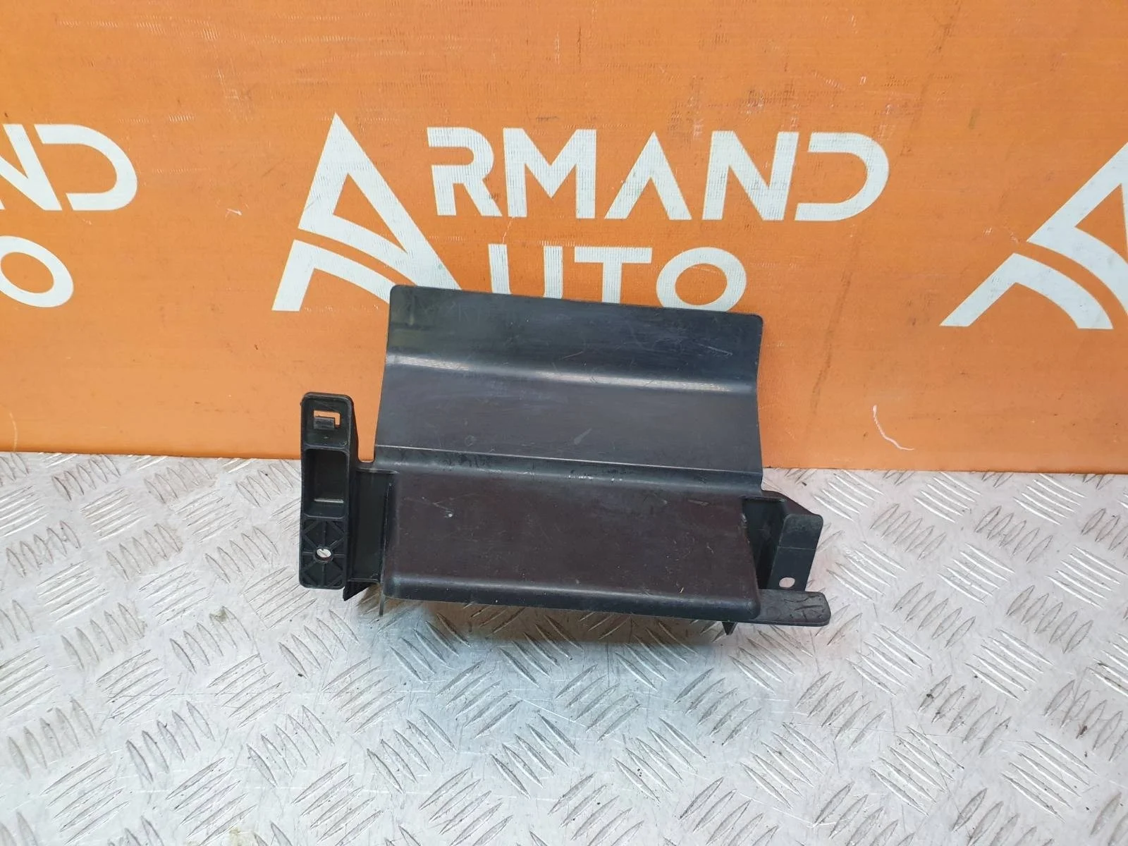 Кронштейн решетки радиатора Mitsubishi Outlander 2014-нв 3