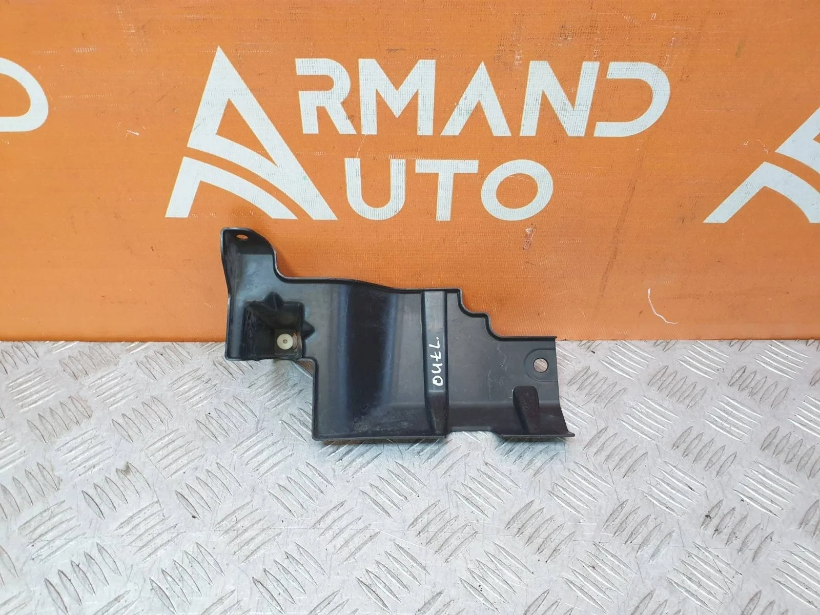 Кронштейн решетки радиатора верхний Mitsubishi Outlander 2012-нв 3