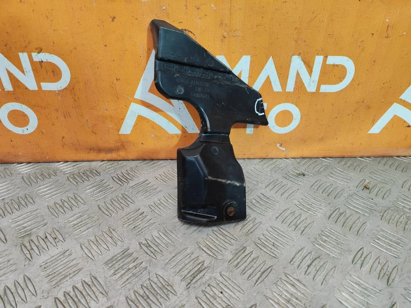 Кронштейн решетки радиатора нижний Mitsubishi Outlander 2012-нв 3