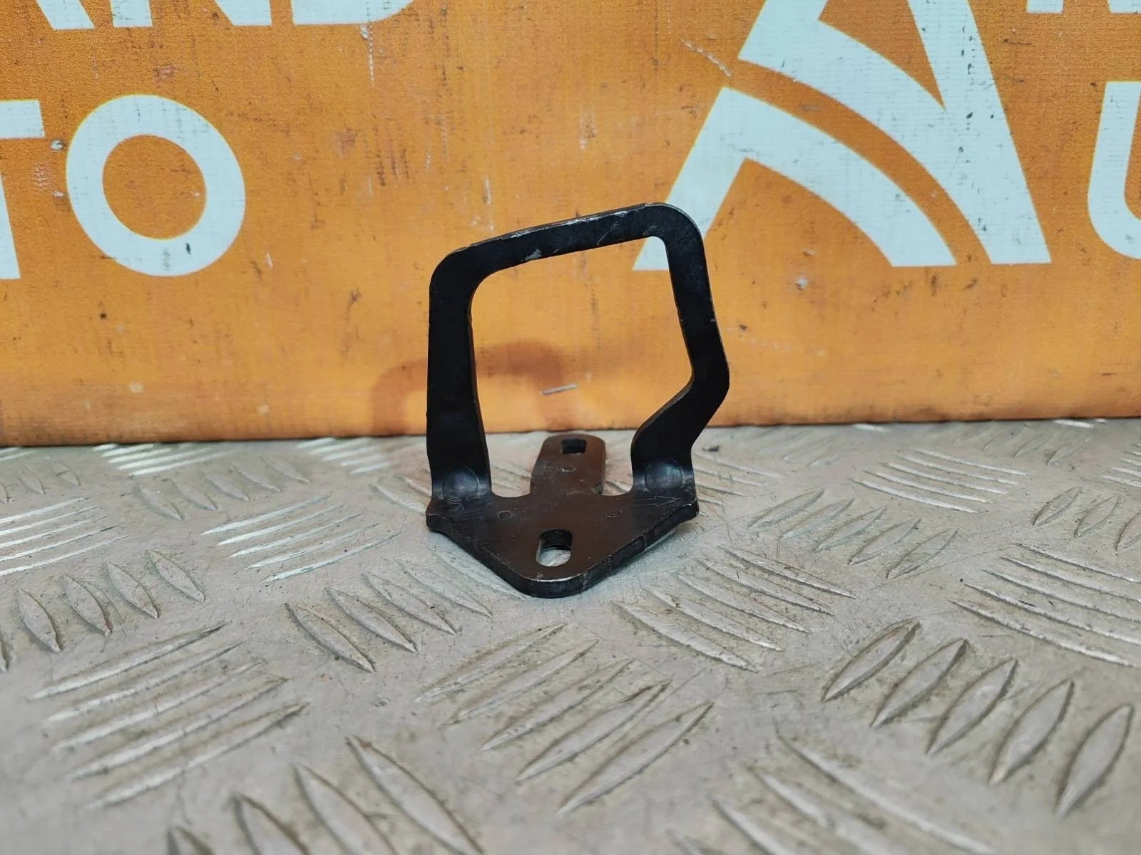 Петля замка капота Mercedes B-Class 2011-2018 W246