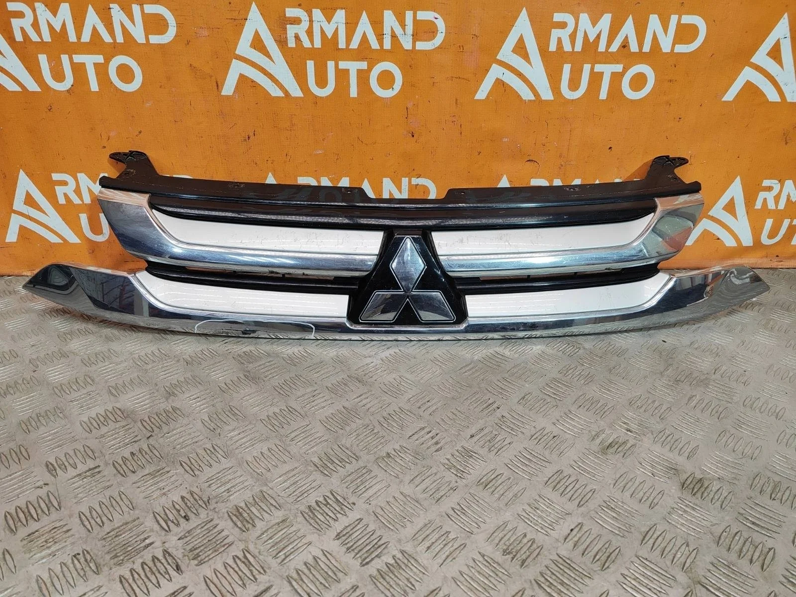 Решетка радиатора Mitsubishi Outlander 2015-2018 3