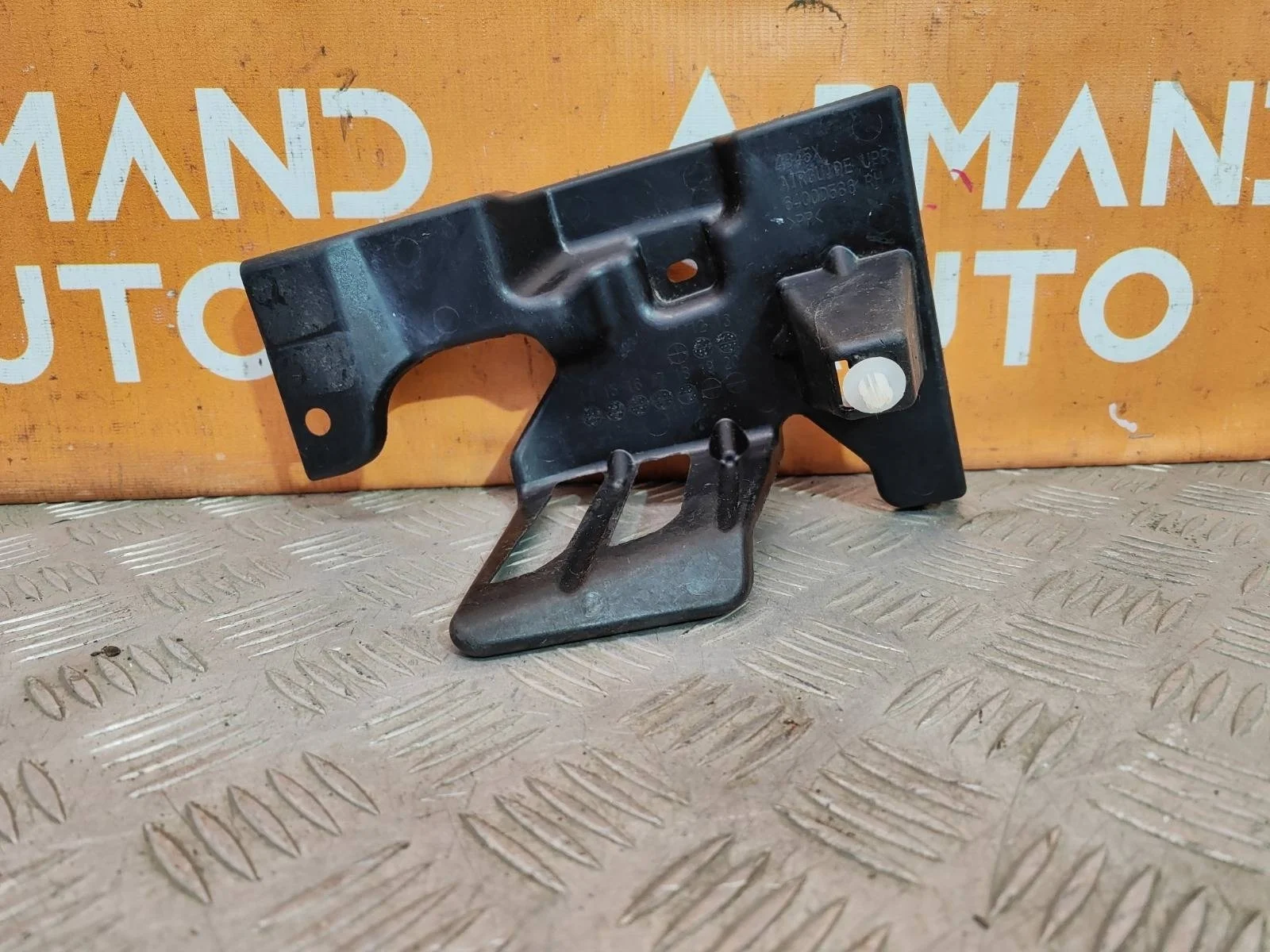 Кронштейн решетки радиатора верхний Mitsubishi Outlander 2012-нв 3