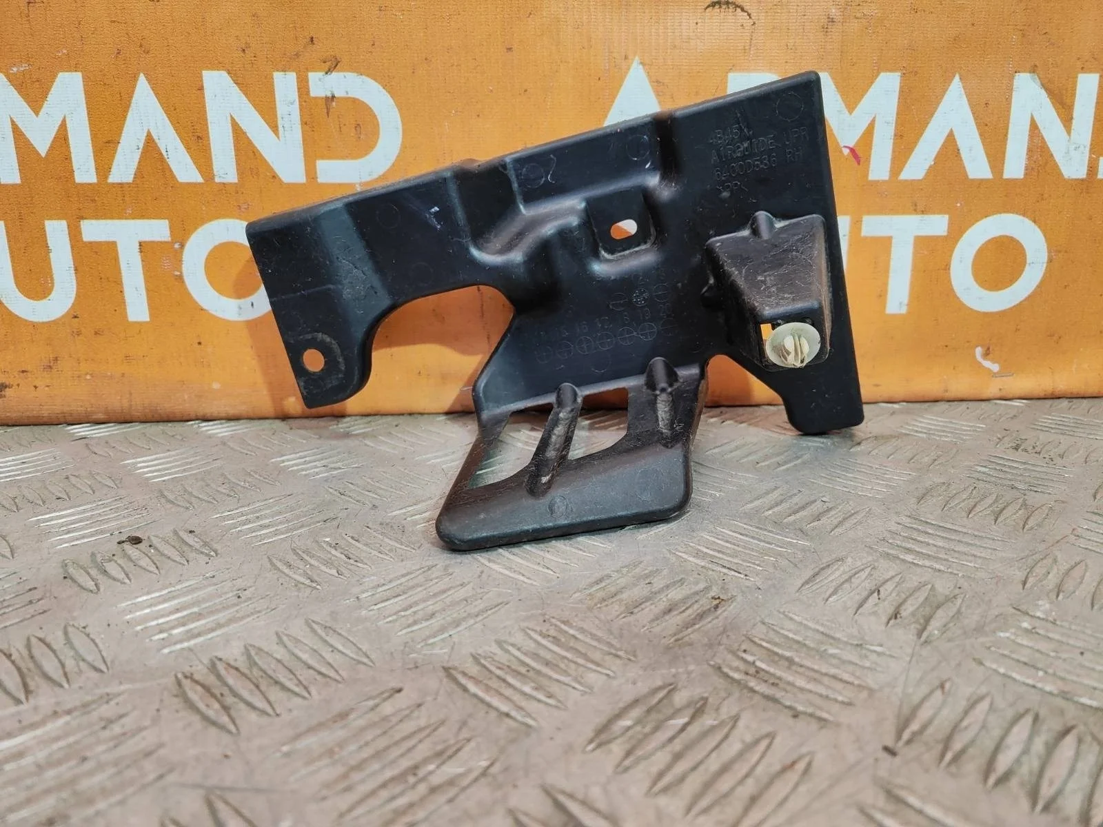 Кронштейн решетки радиатора верхний Mitsubishi Outlander 2012-нв 3