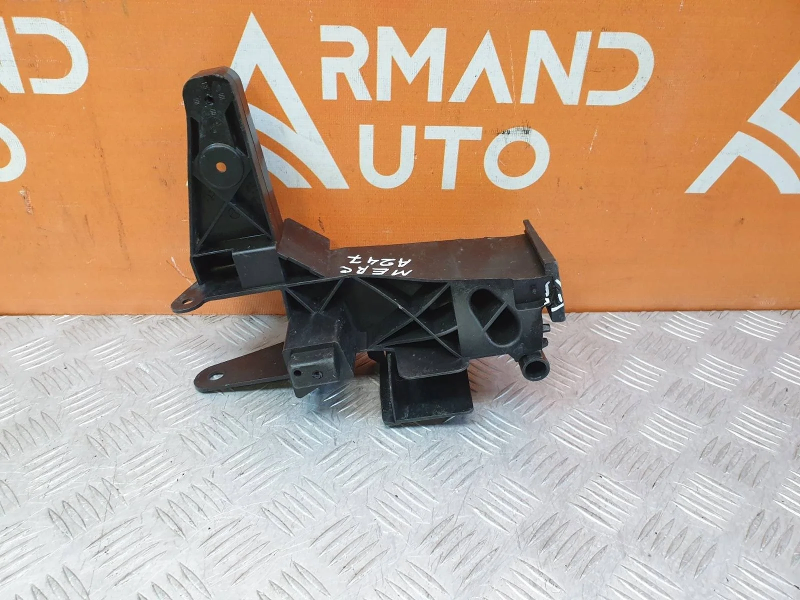 Кронштейн панели передней Mercedes B-Class 2018-нв W247