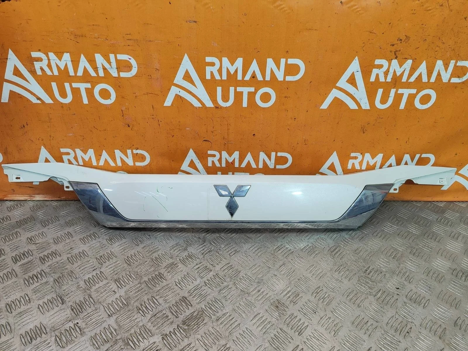 Накладка двери багажника MItsubishi Outlander 2015-нв 3