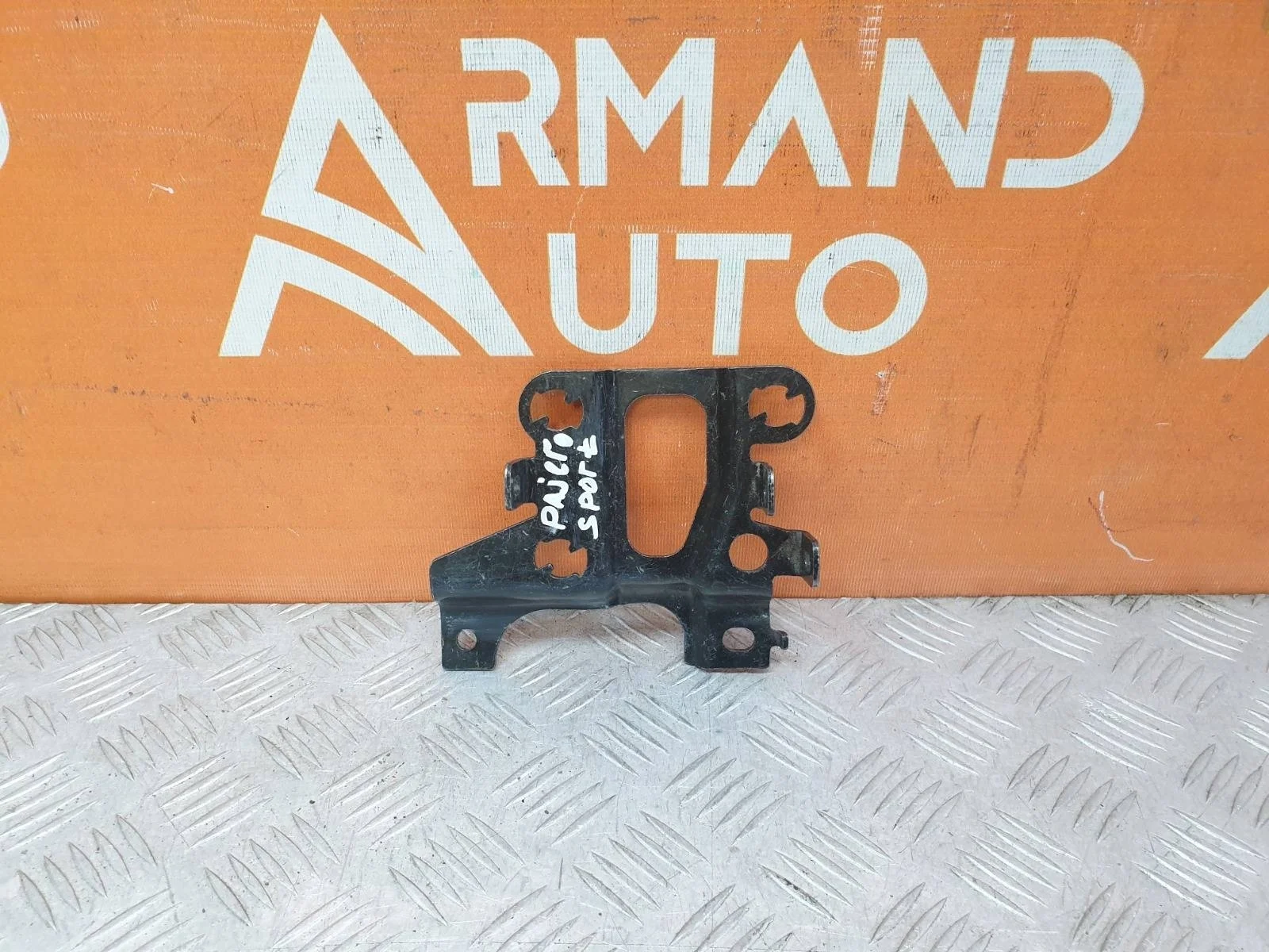 Кронштейн датчика круиз контроля Mitsubishi Pajero Sport 2015-2021 3