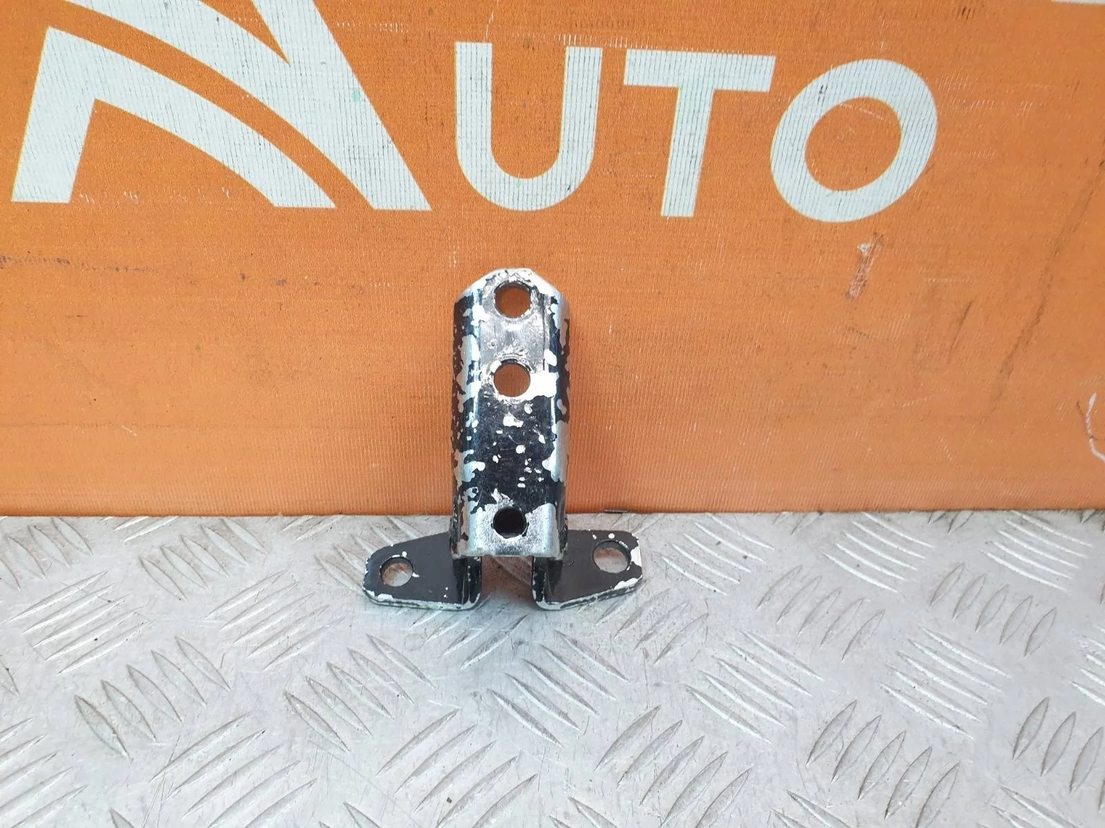 Петля двери нижняя Mitsubishi Outlander 2012-нв 3